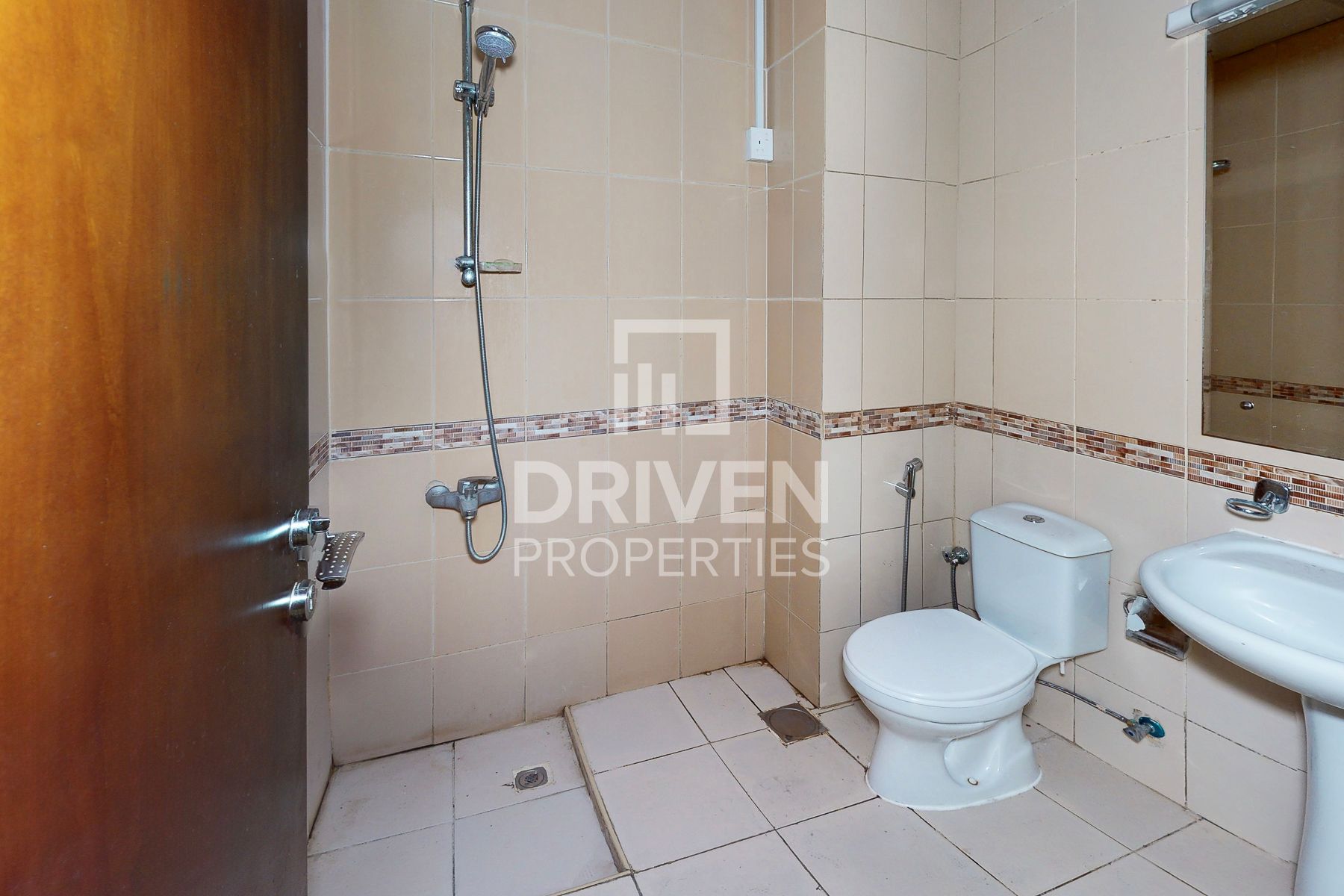 High Floor Well Maintained Prime Location