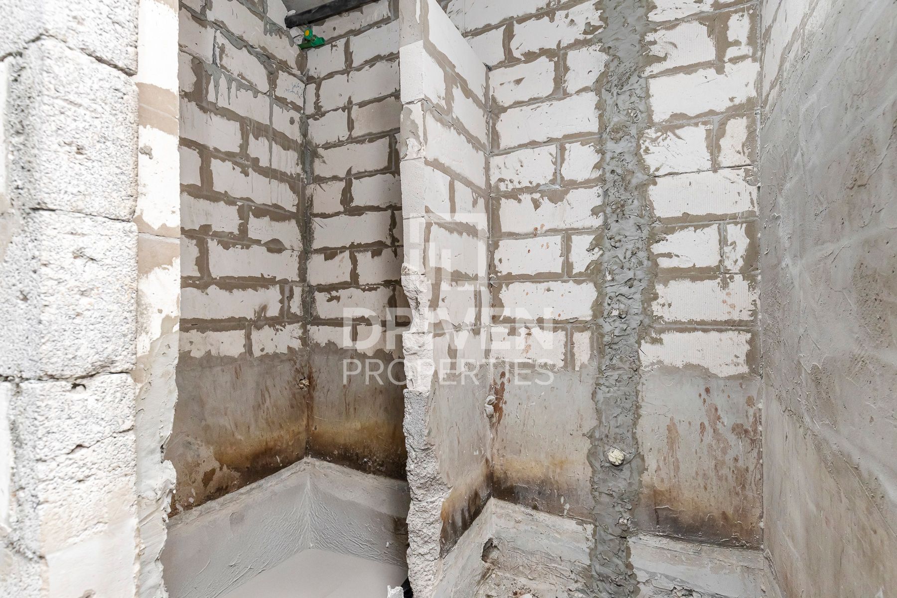 Glass-Front Retail Busy Walkway 30 Day Grace