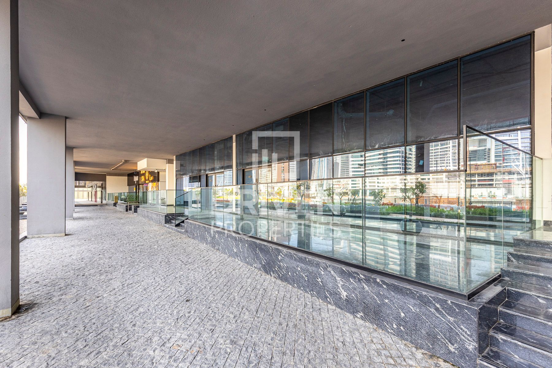 Glass-Front Retail Busy Walkway 30 Day Grace