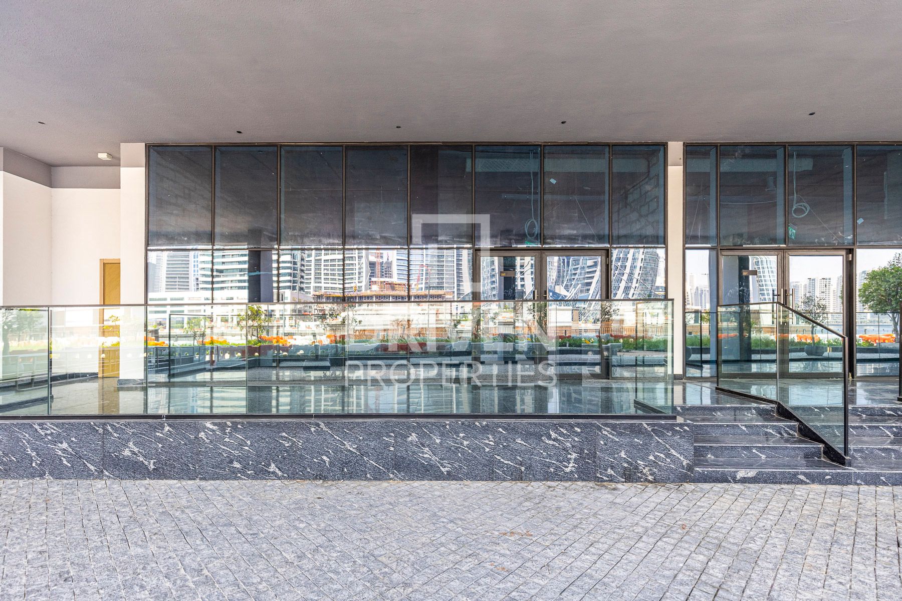 Glass-Front Retail Busy Walkway 30 Day Grace