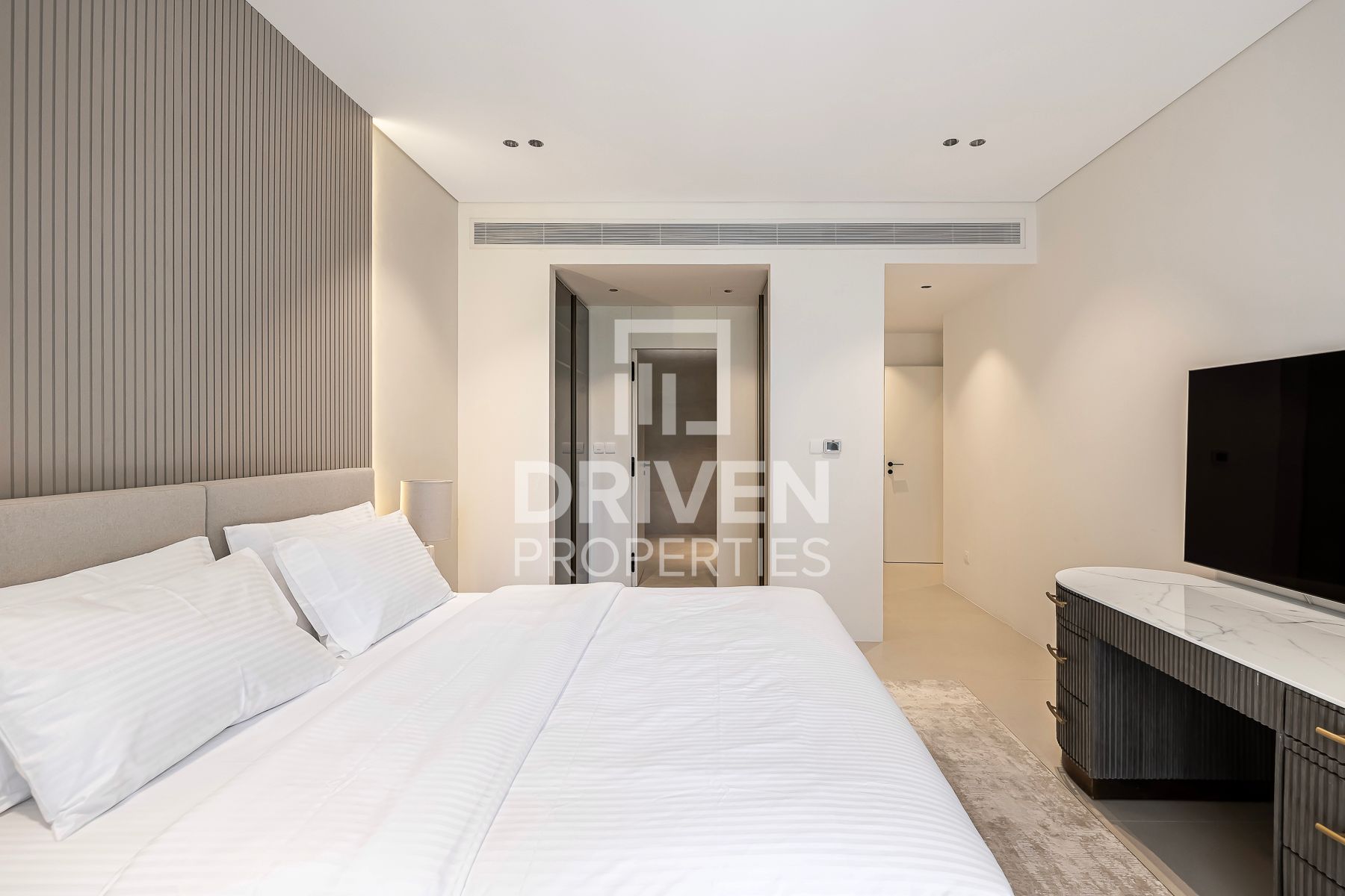 Upgraded Unit Furnished Ready to Move in