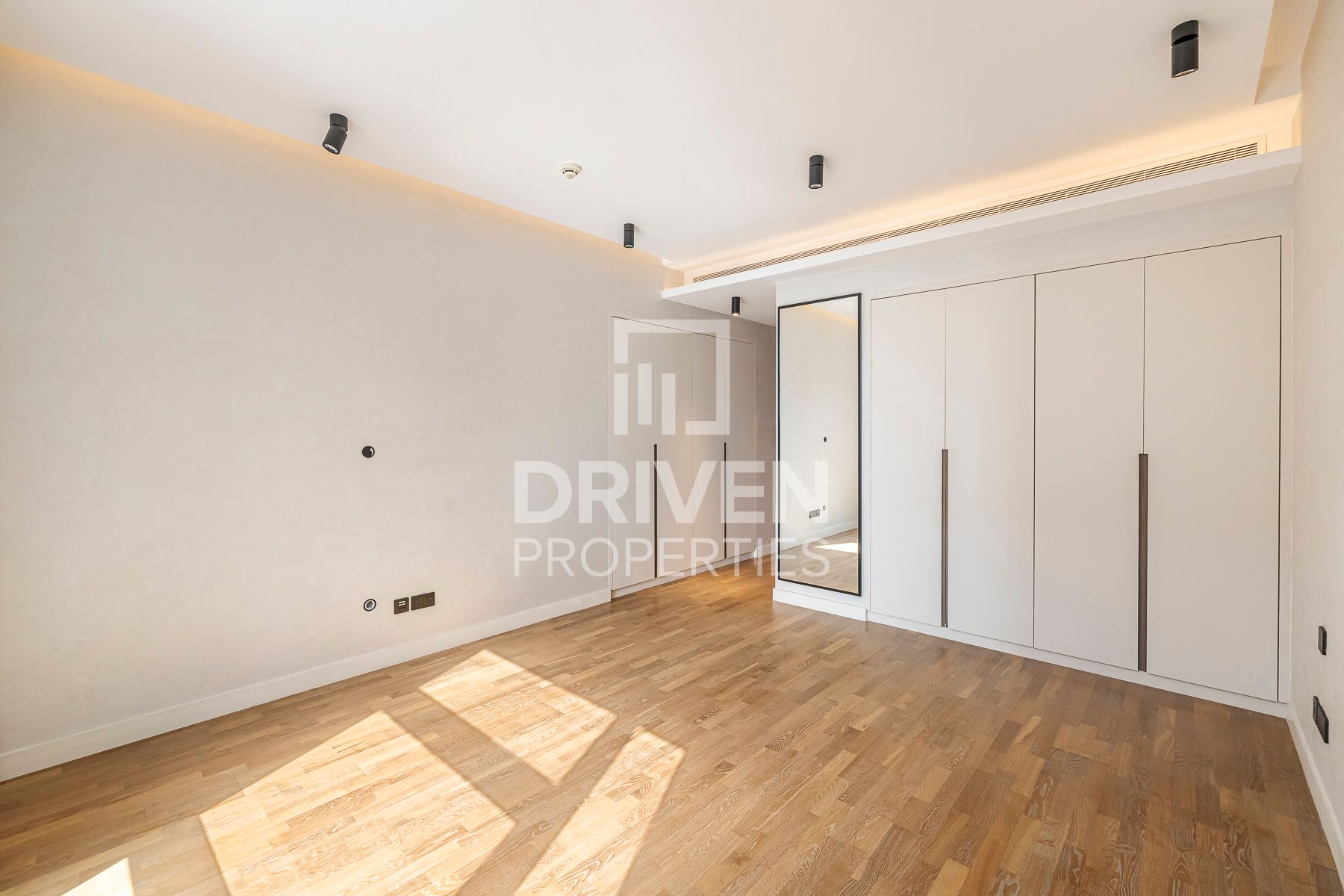 Fully Upgraded Huge Unit with Maids Room