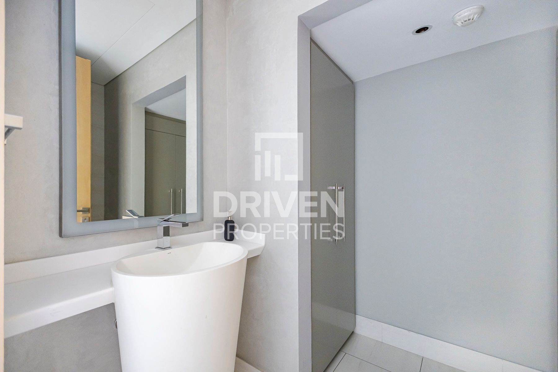 Fully Furnished Prime Location Vacant