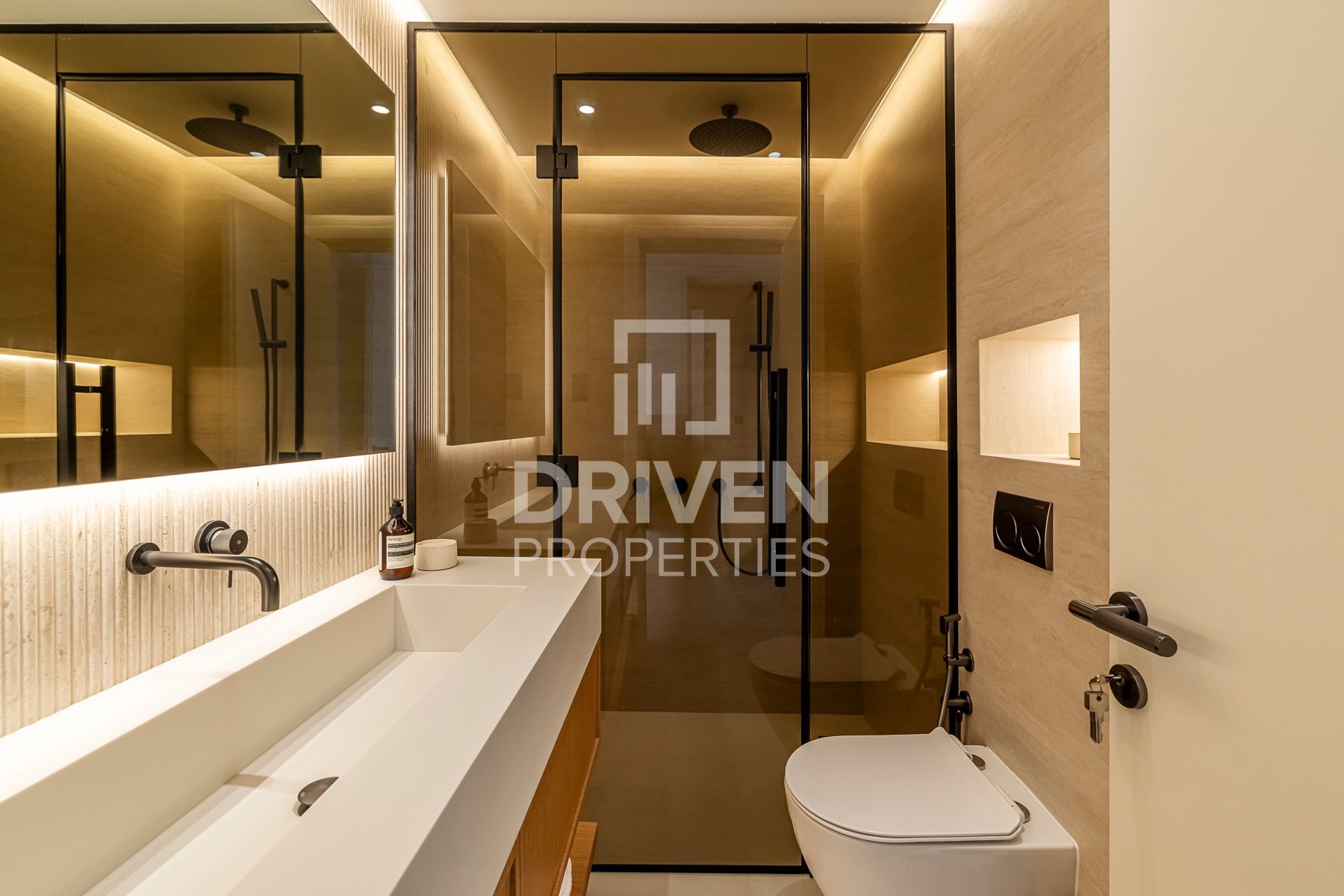 Vacant and Upgraded Apartment Prime Location