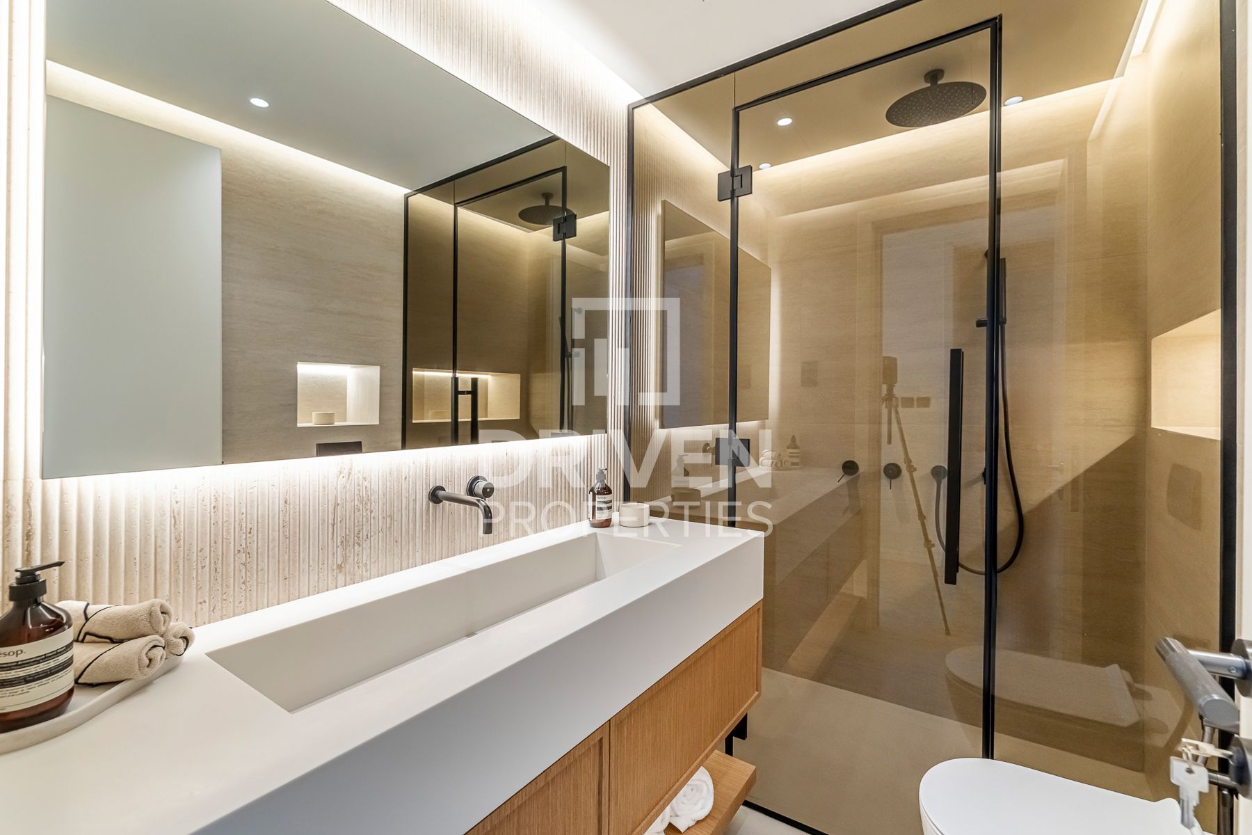 Vacant and Upgraded Apartment Prime Location