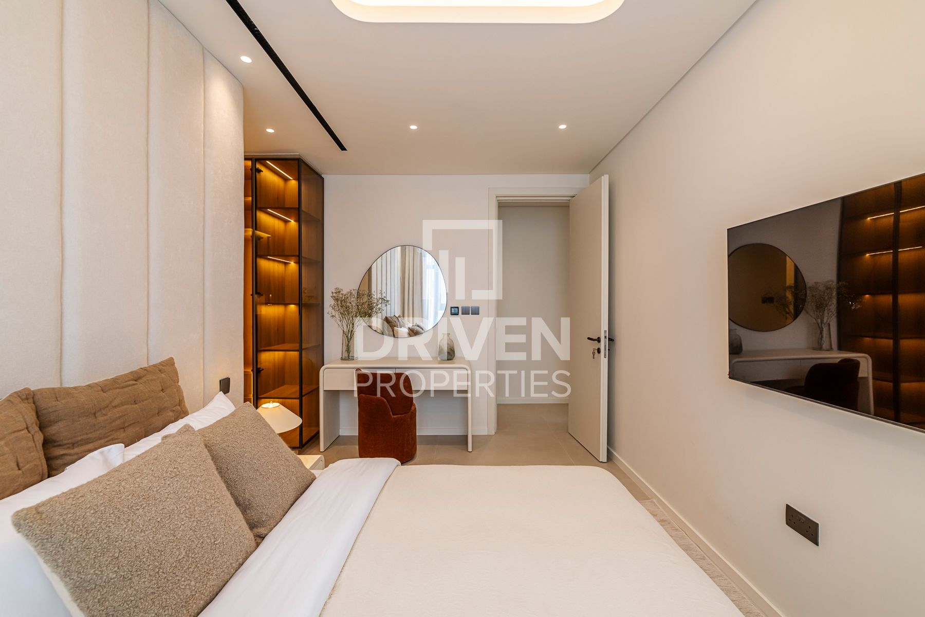 Vacant and Upgraded Apartment Prime Location