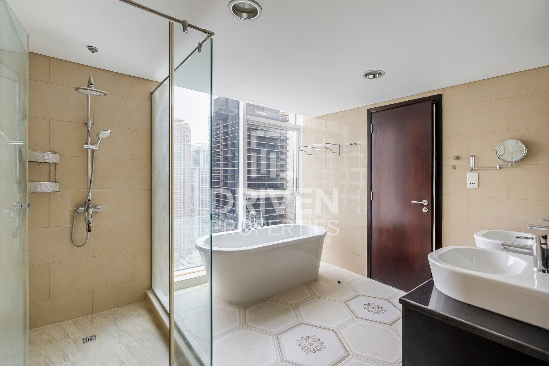 Spacious and Bright  Maids Room Lake View