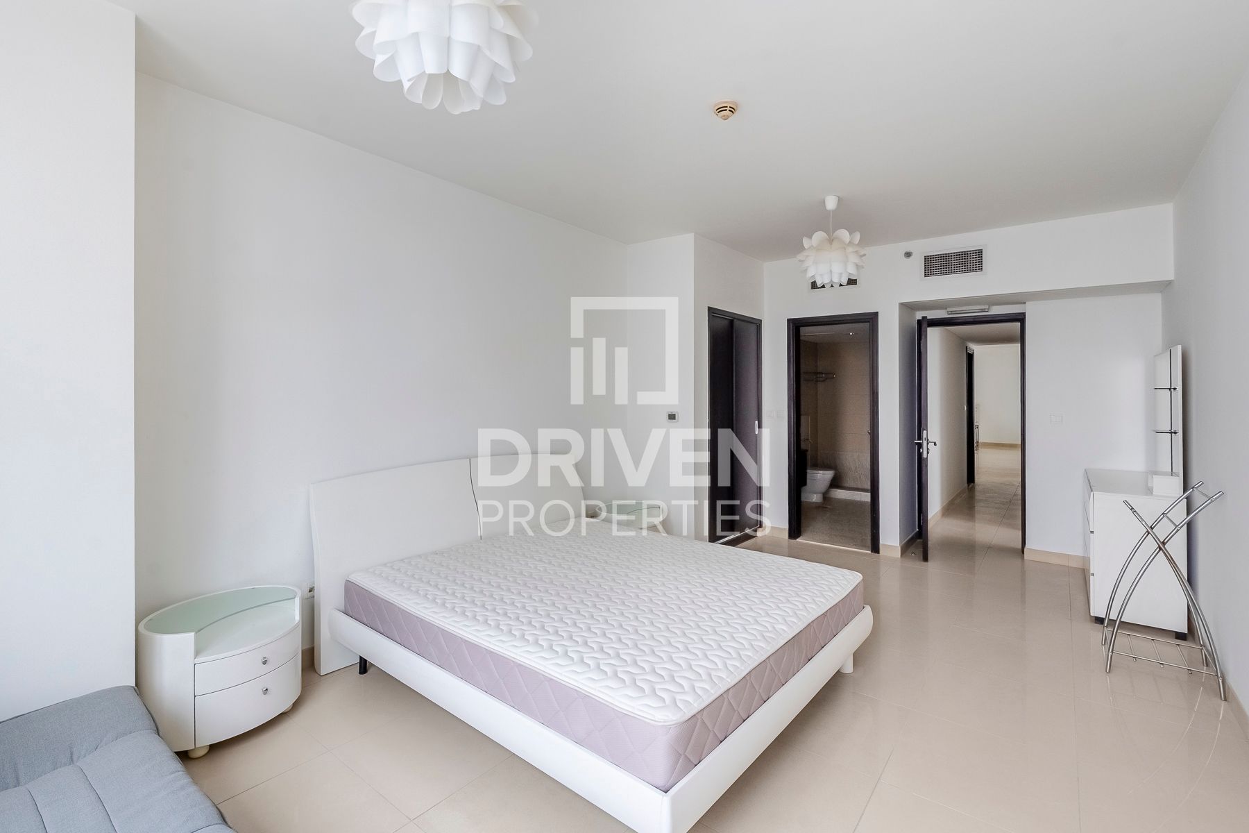 Spacious and Bright  Maids Room Lake View