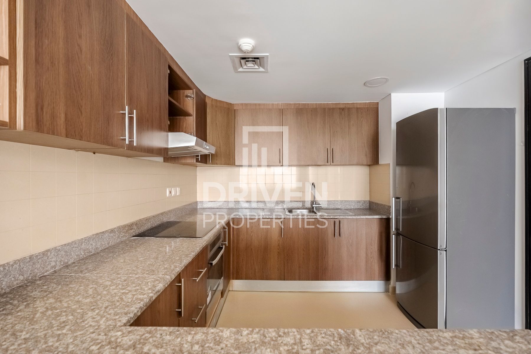 Spacious and Bright  Maids Room Lake View