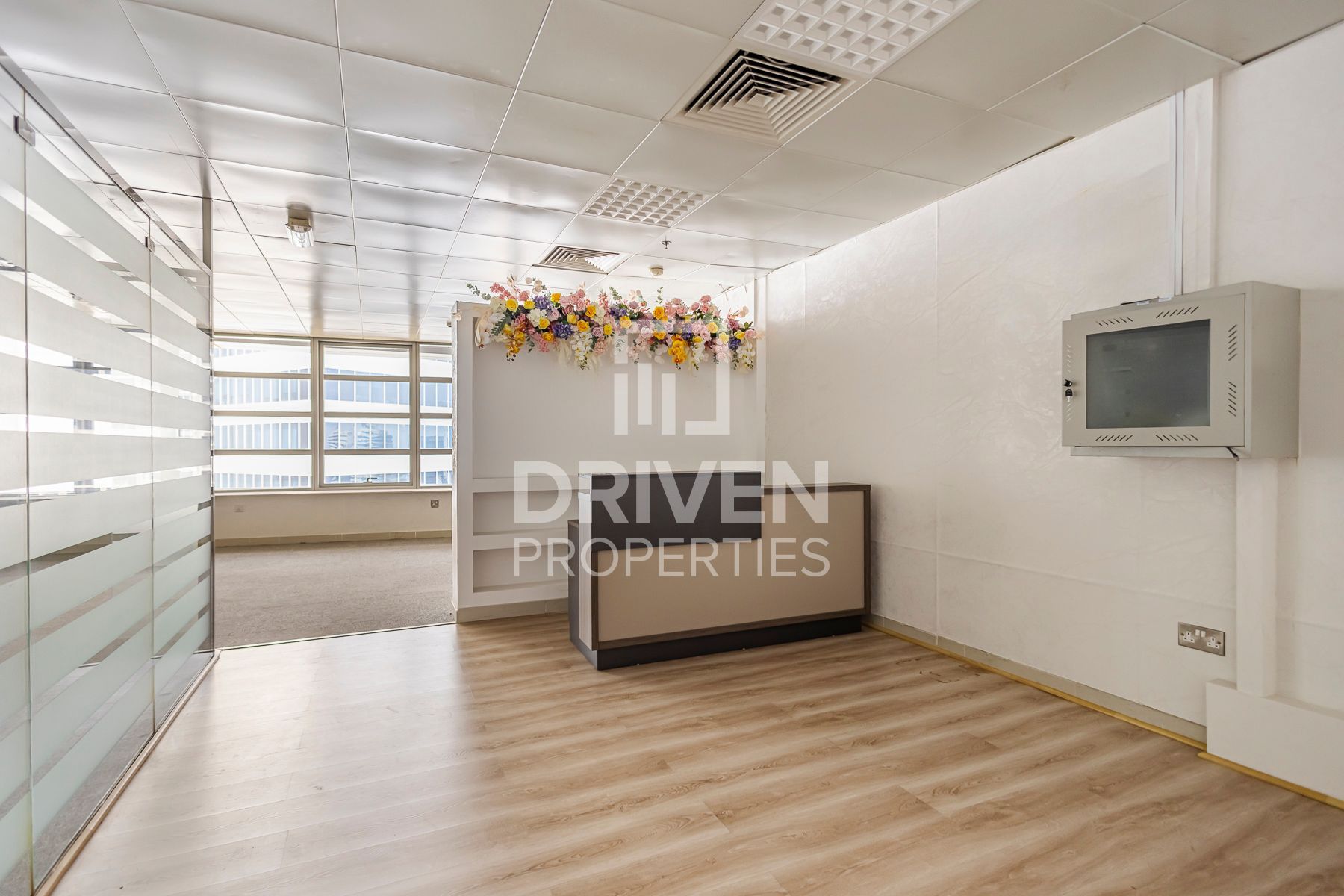 Vacant High Floor Fitted Near Metro