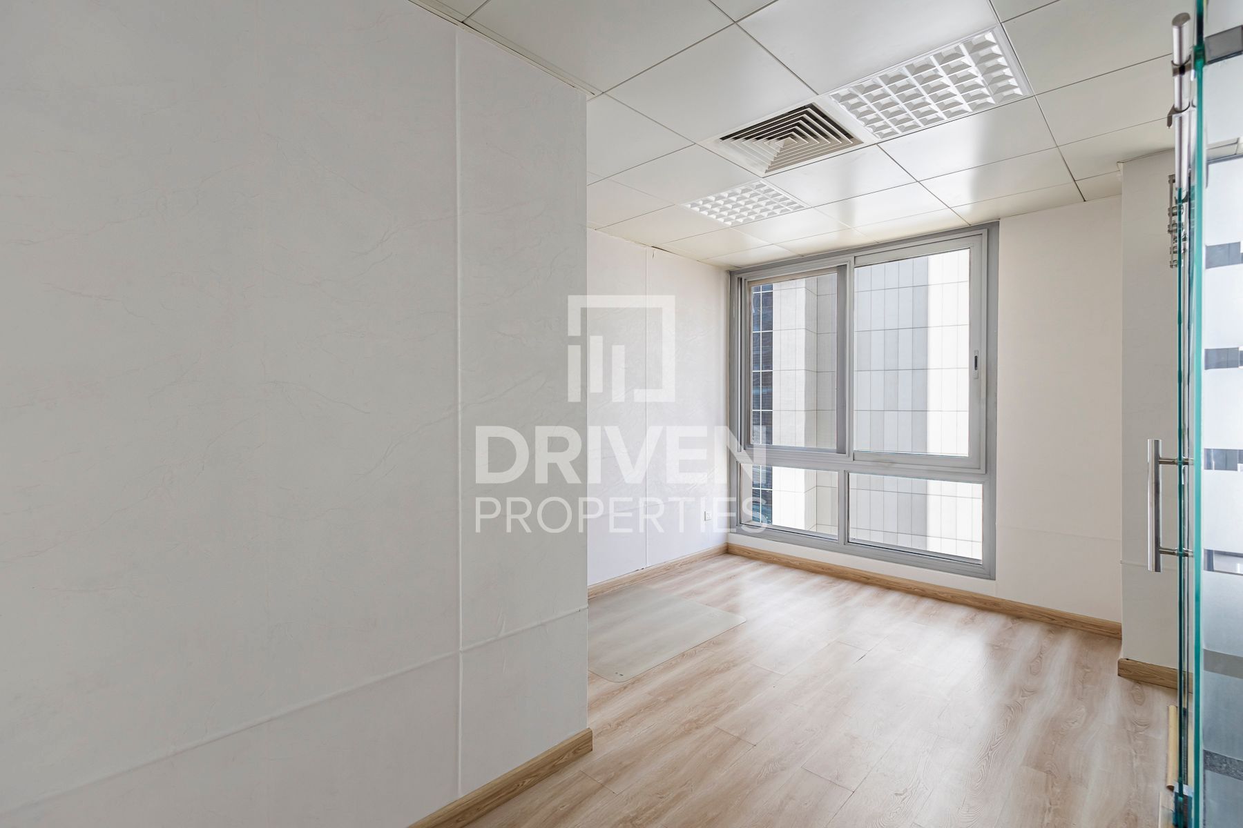 Vacant High Floor Fitted Near Metro