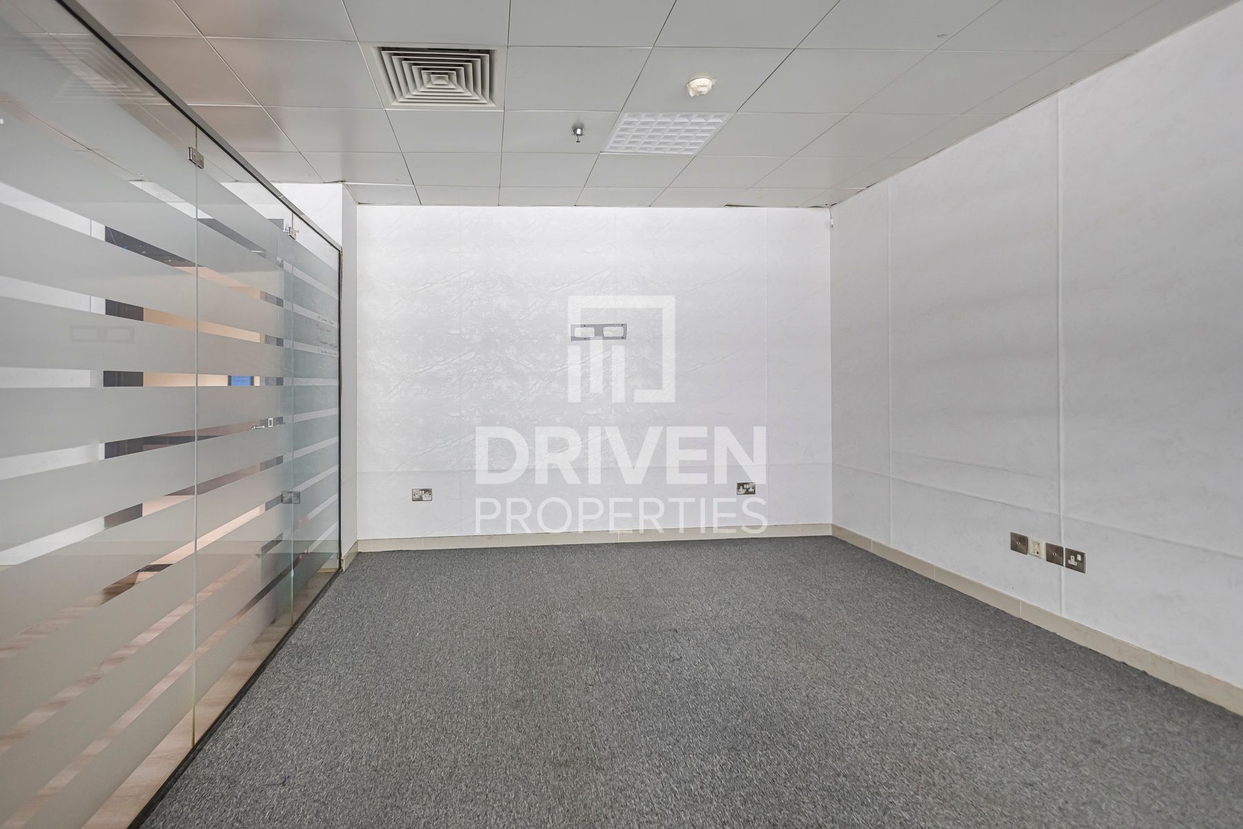 Vacant High Floor Fitted Near Metro