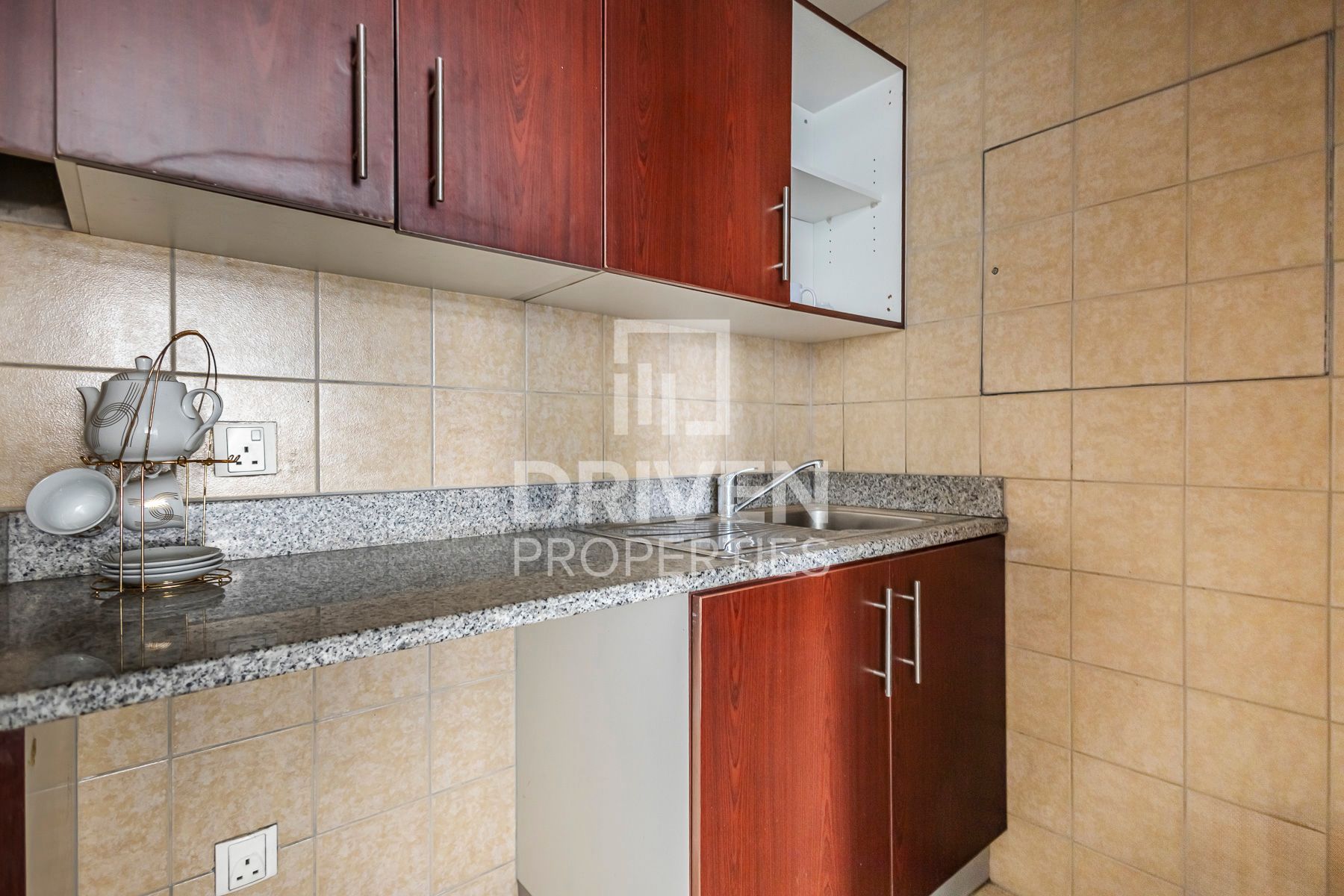 Vacant High Floor Fitted Near Metro