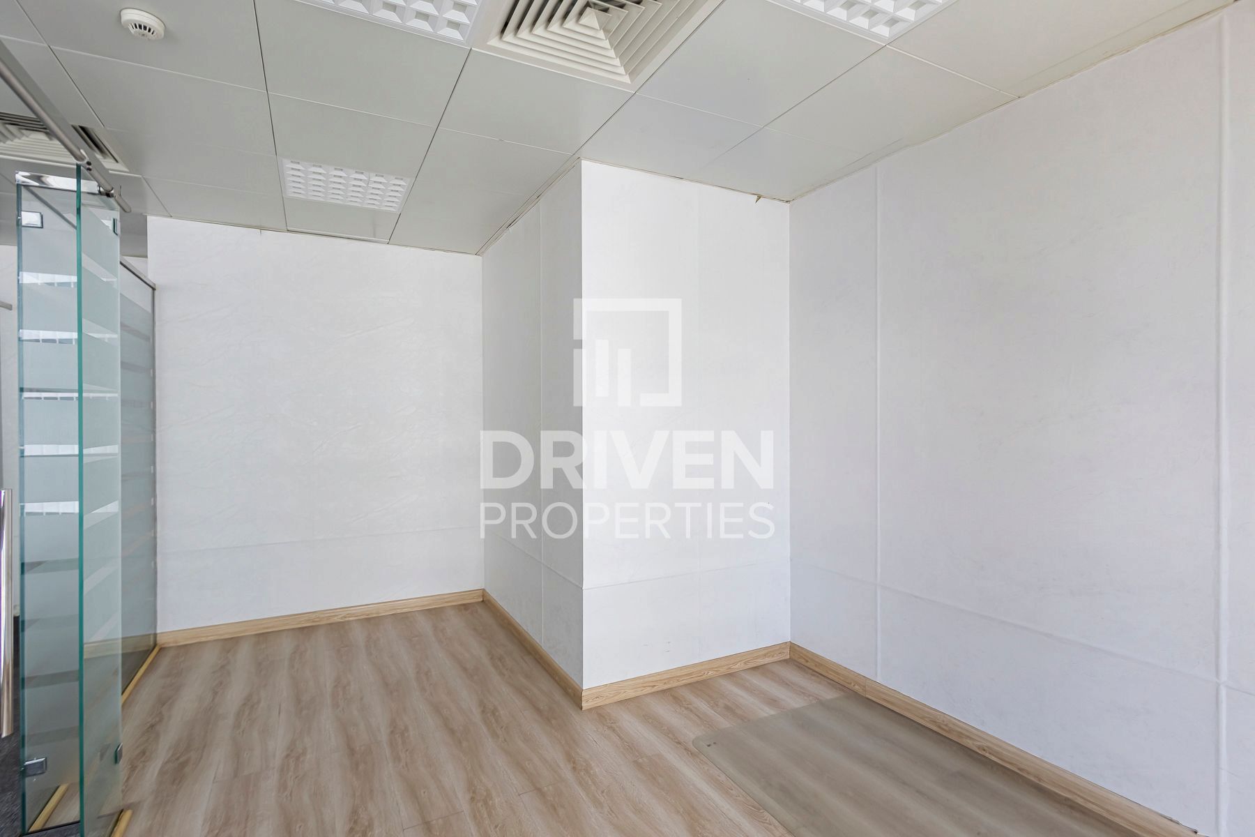 Vacant High Floor Fitted Near Metro