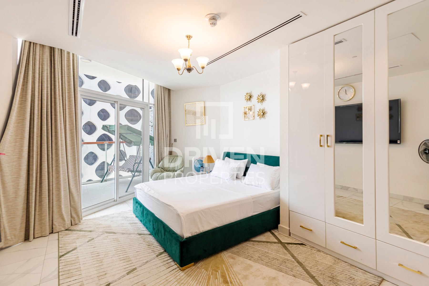 Bright Spectacular Canal View Well Maintained