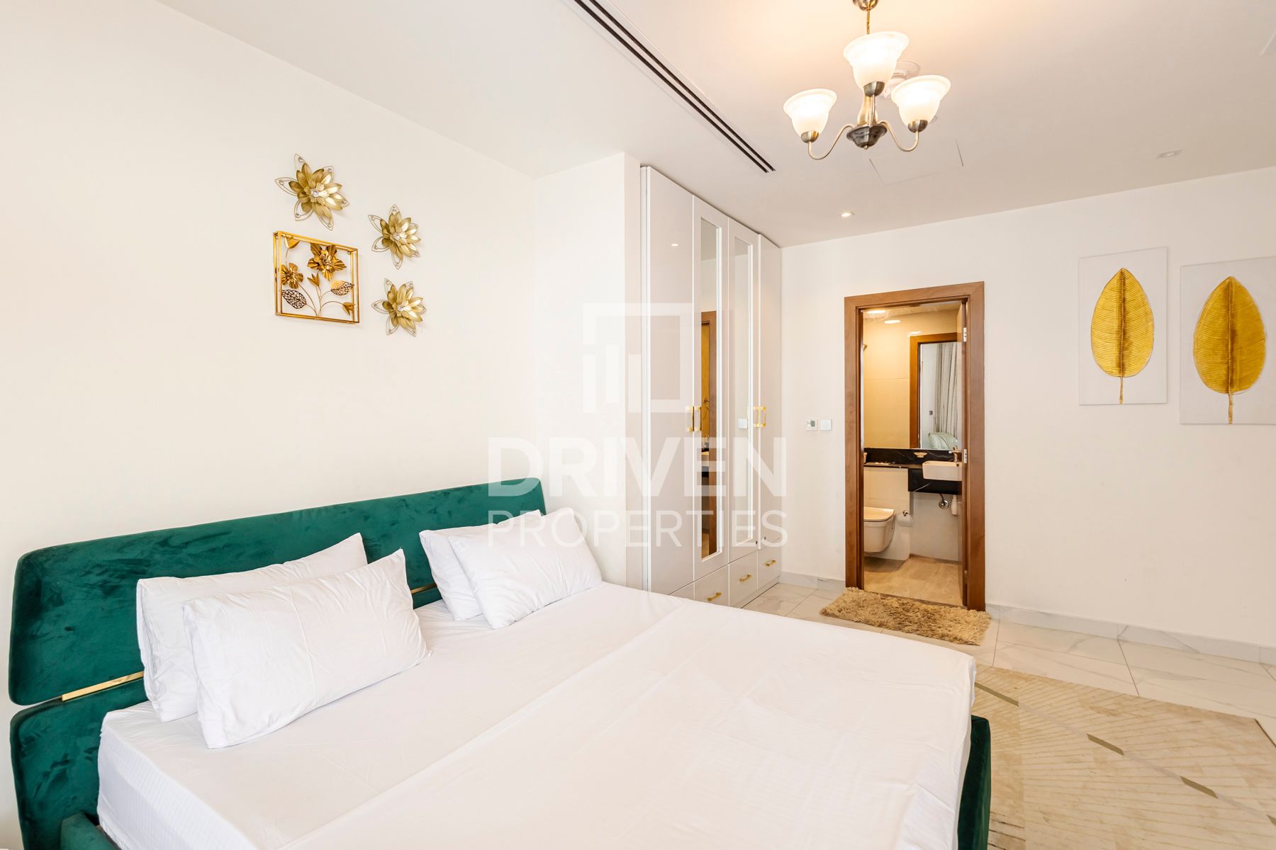 Bright Spectacular Canal View Well Maintained