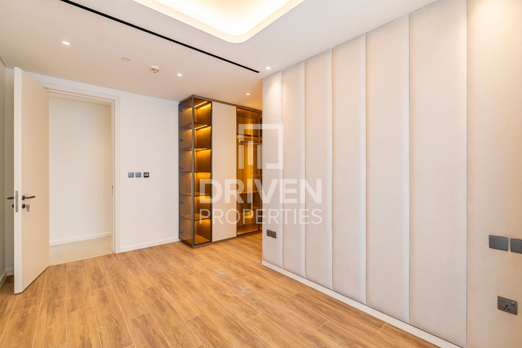 Upgraded Spacious Modern Layout High Floor