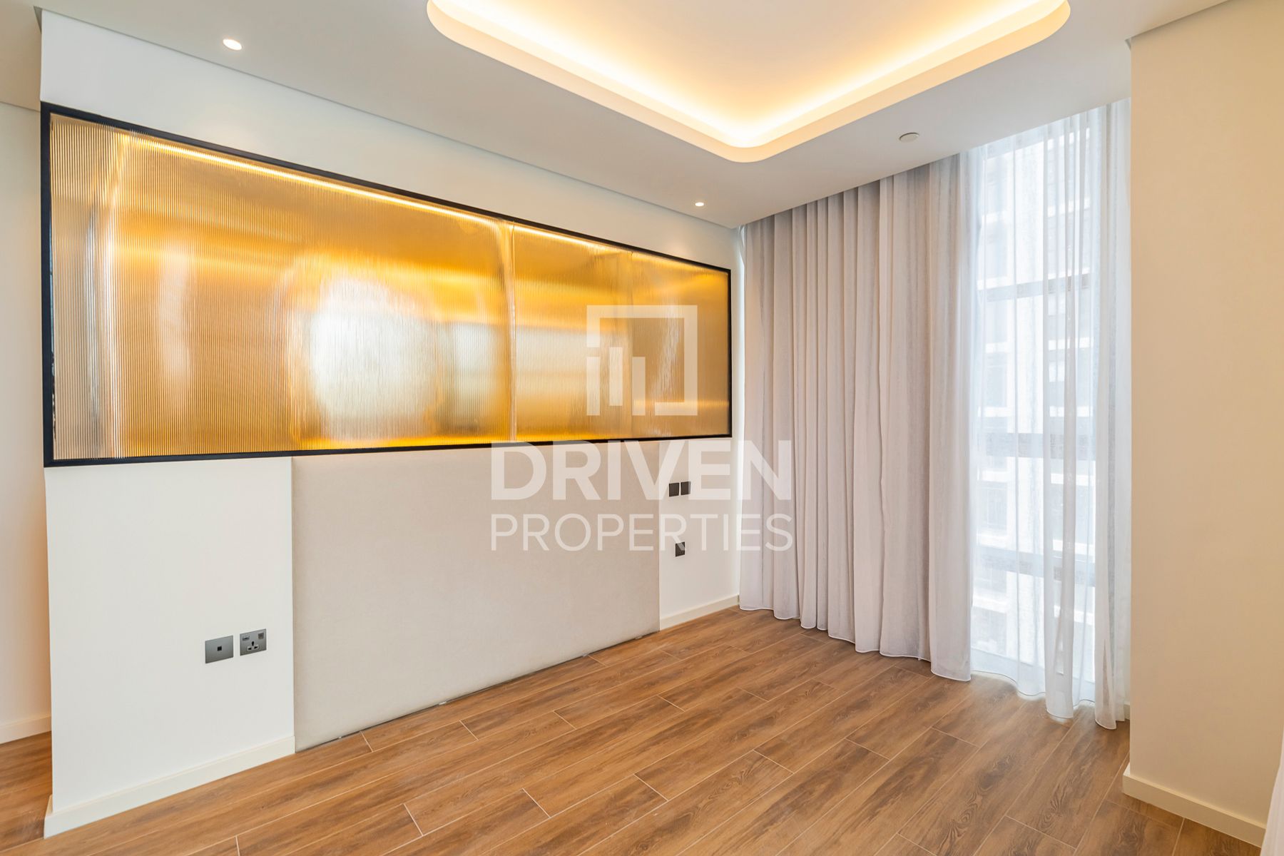 Upgraded Spacious Modern Layout High Floor