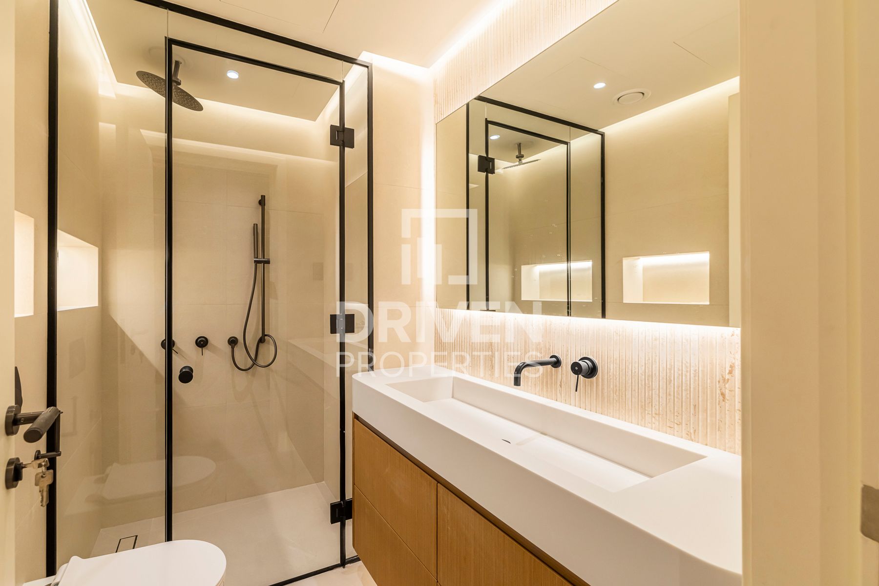 Upgraded Spacious Modern Layout High Floor