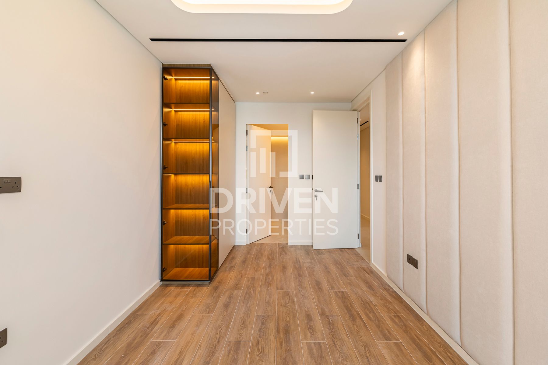 Upgraded Spacious Modern Layout High Floor