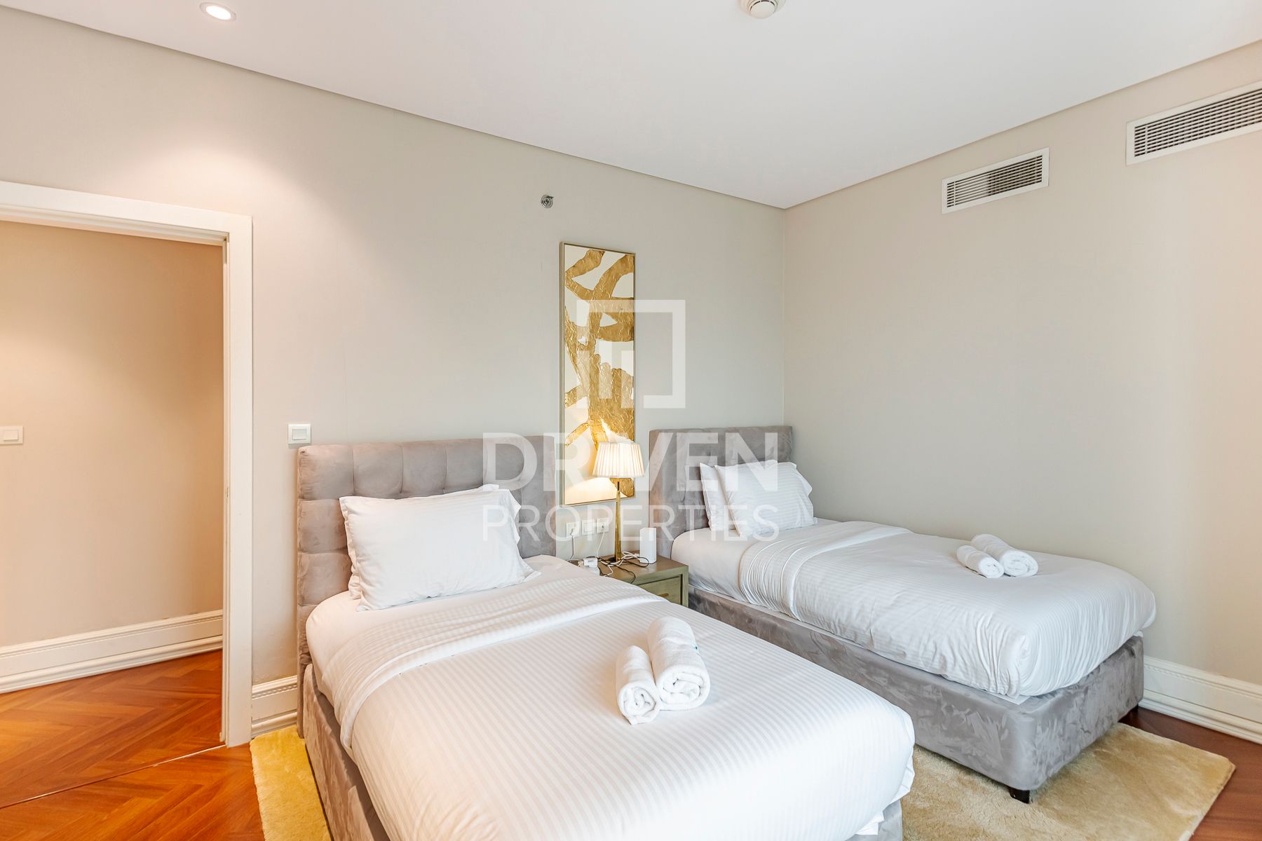 Elegant Lifestyle Canal and Burj View Spacious