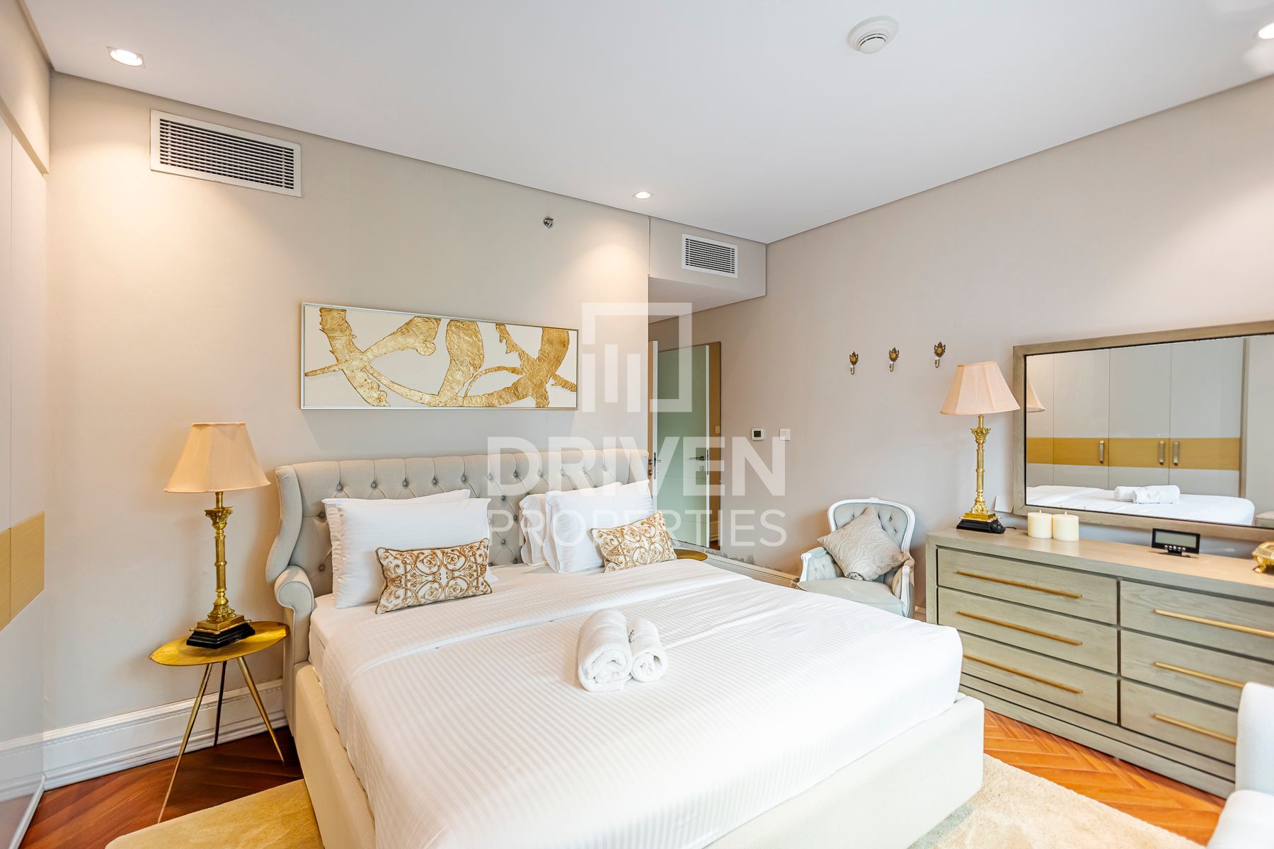 Elegant Lifestyle Canal and Burj View Spacious