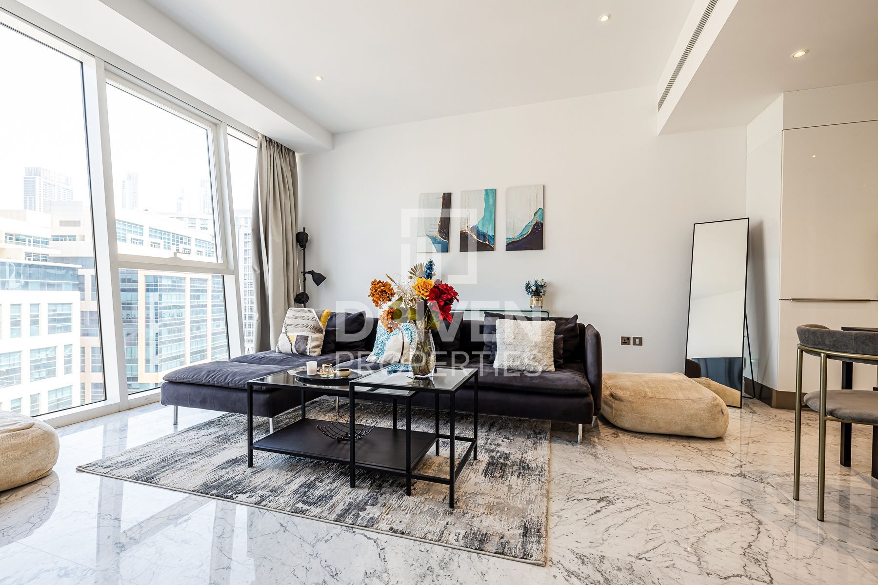 Furnished Refined Modern Apartment Desirable Location