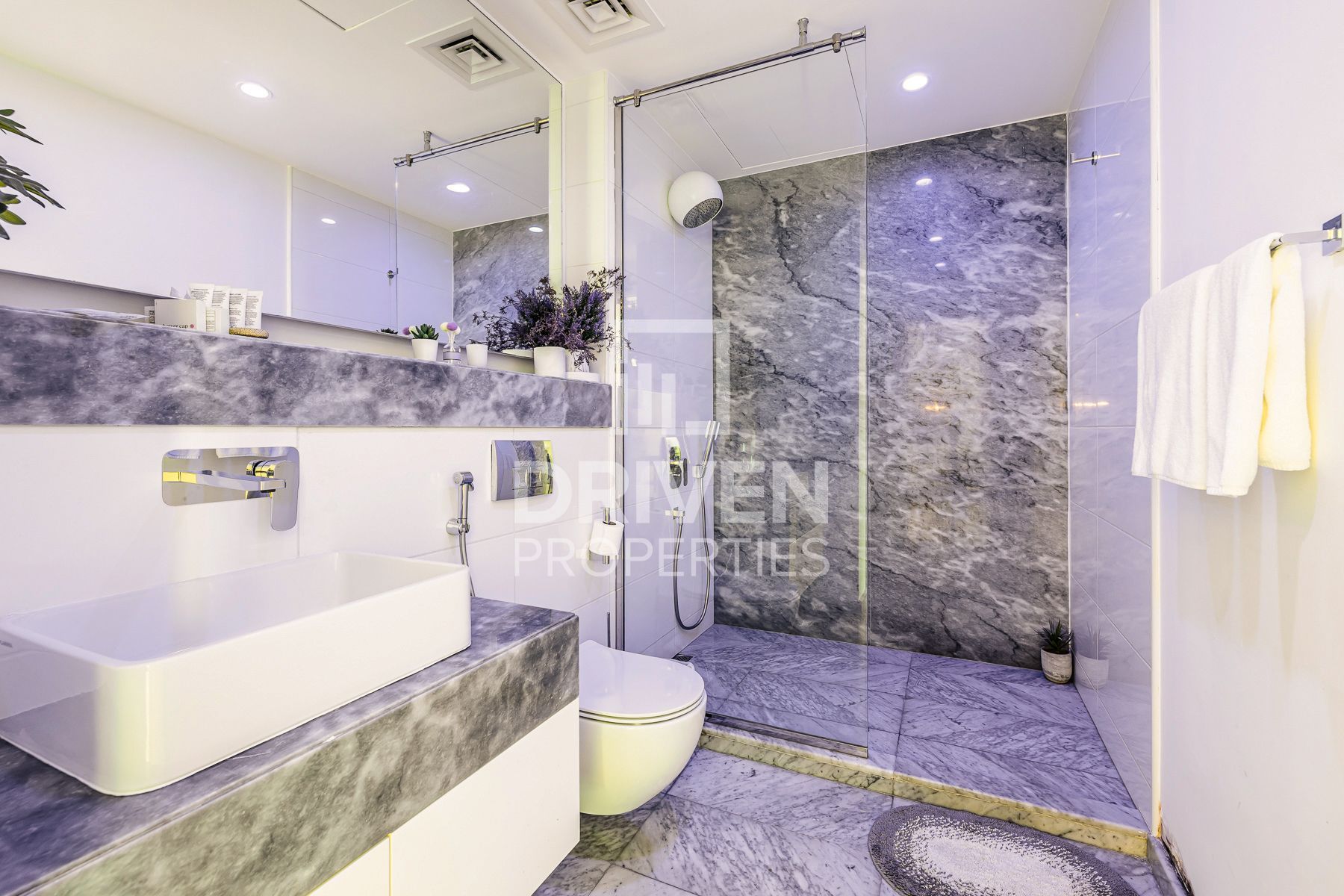 Furnished Refined Modern Apartment Desirable Location