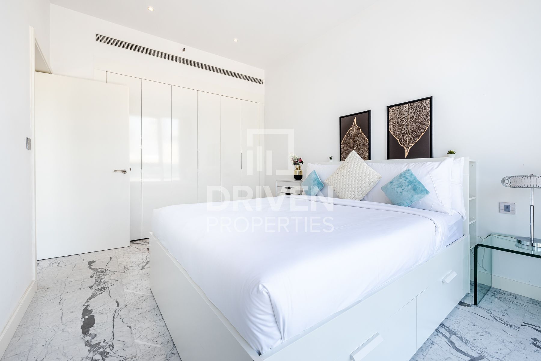 Furnished Refined Modern Apartment Desirable Location