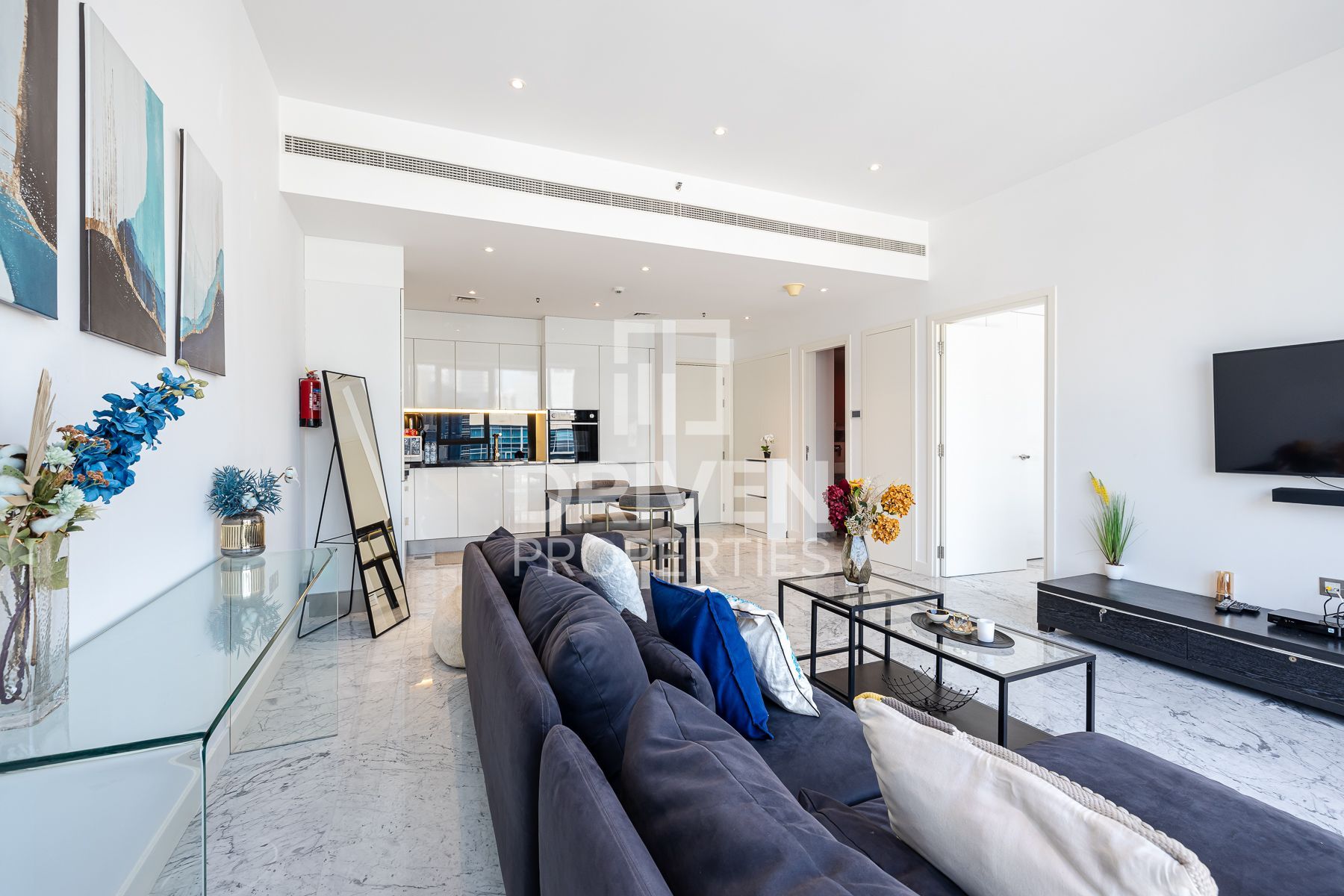 Furnished Refined Modern Apartment Desirable Location