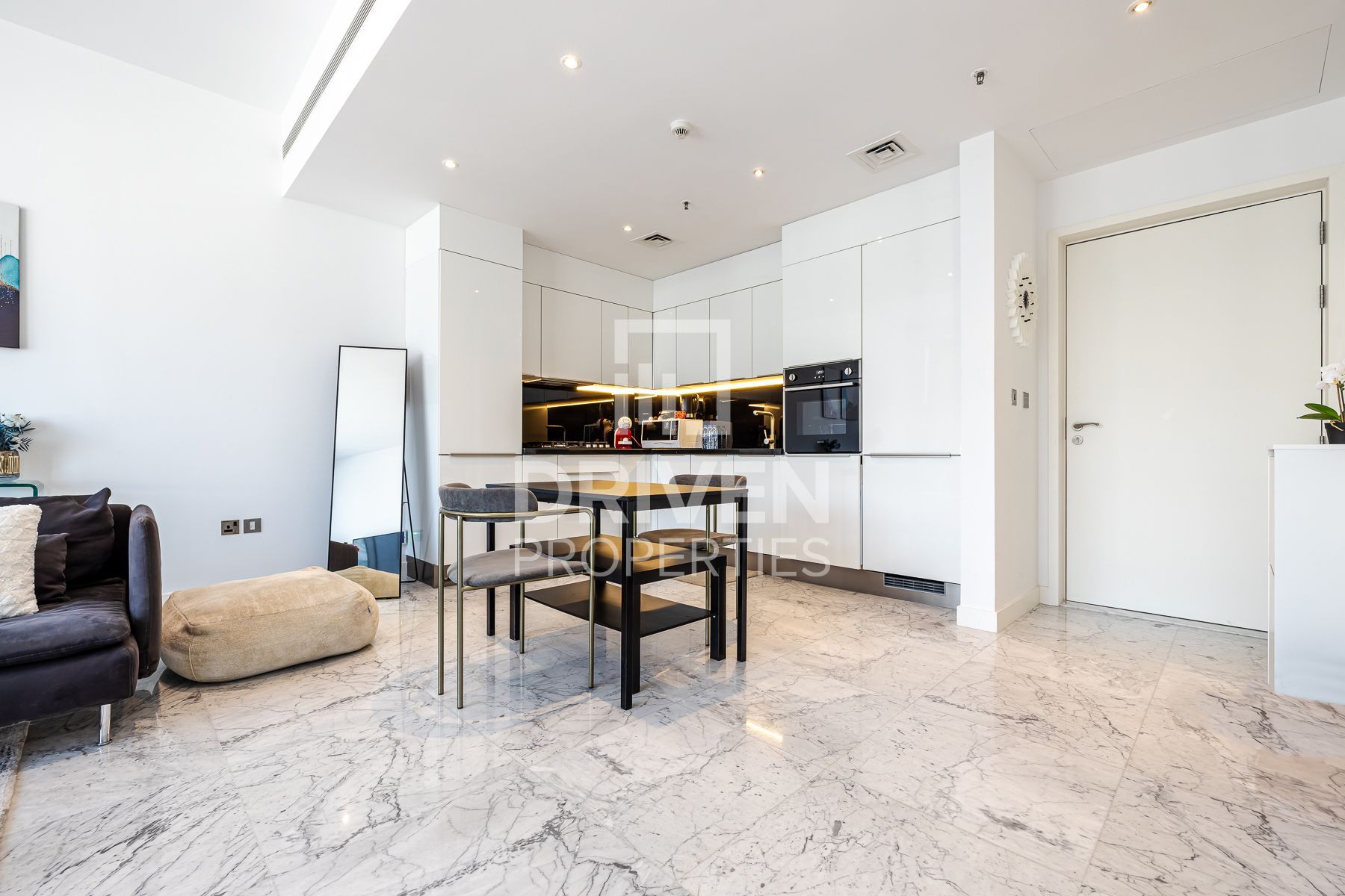 Furnished Refined Modern Apartment Desirable Location