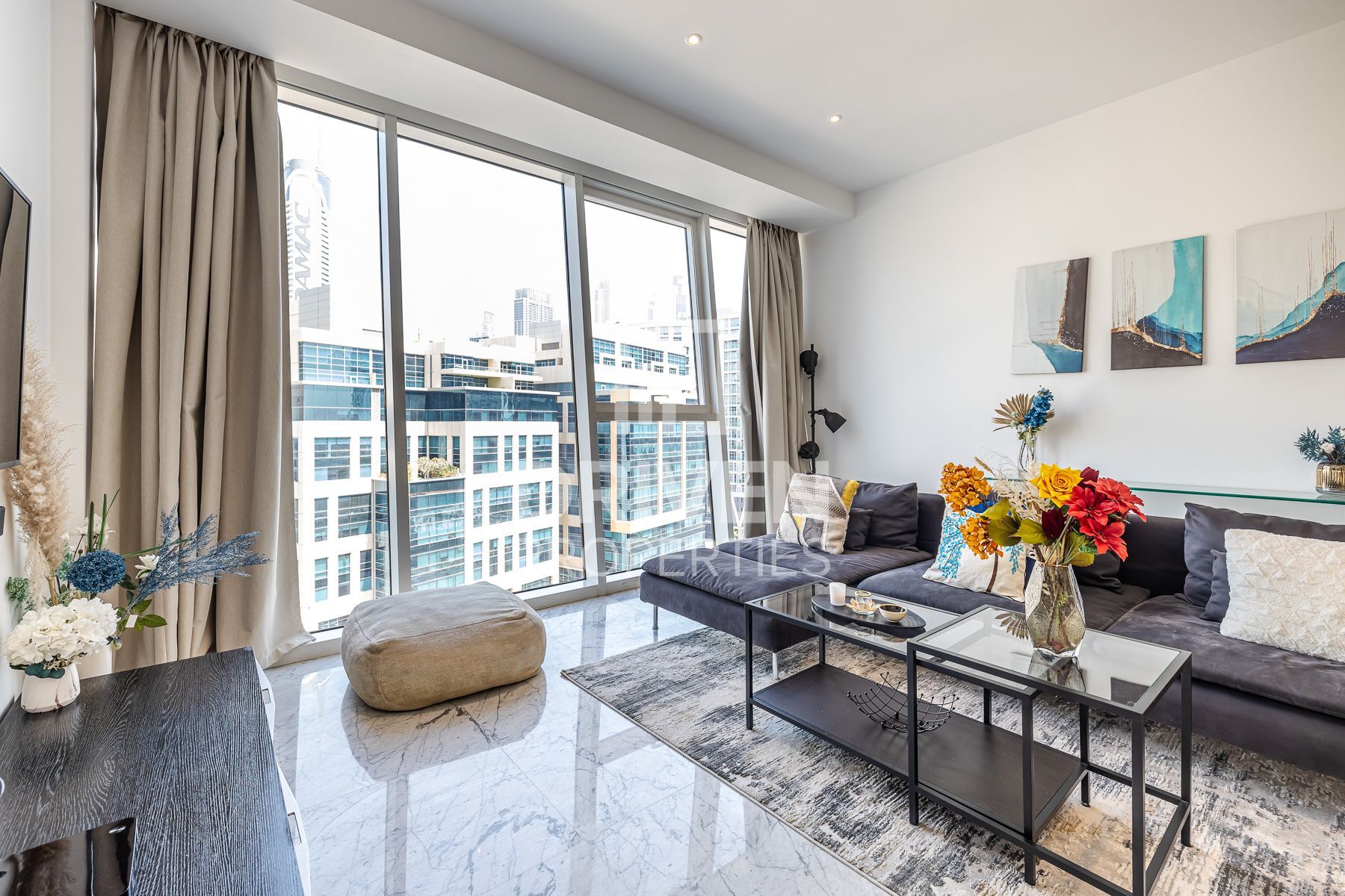 Furnished Refined Modern Apartment Desirable Location