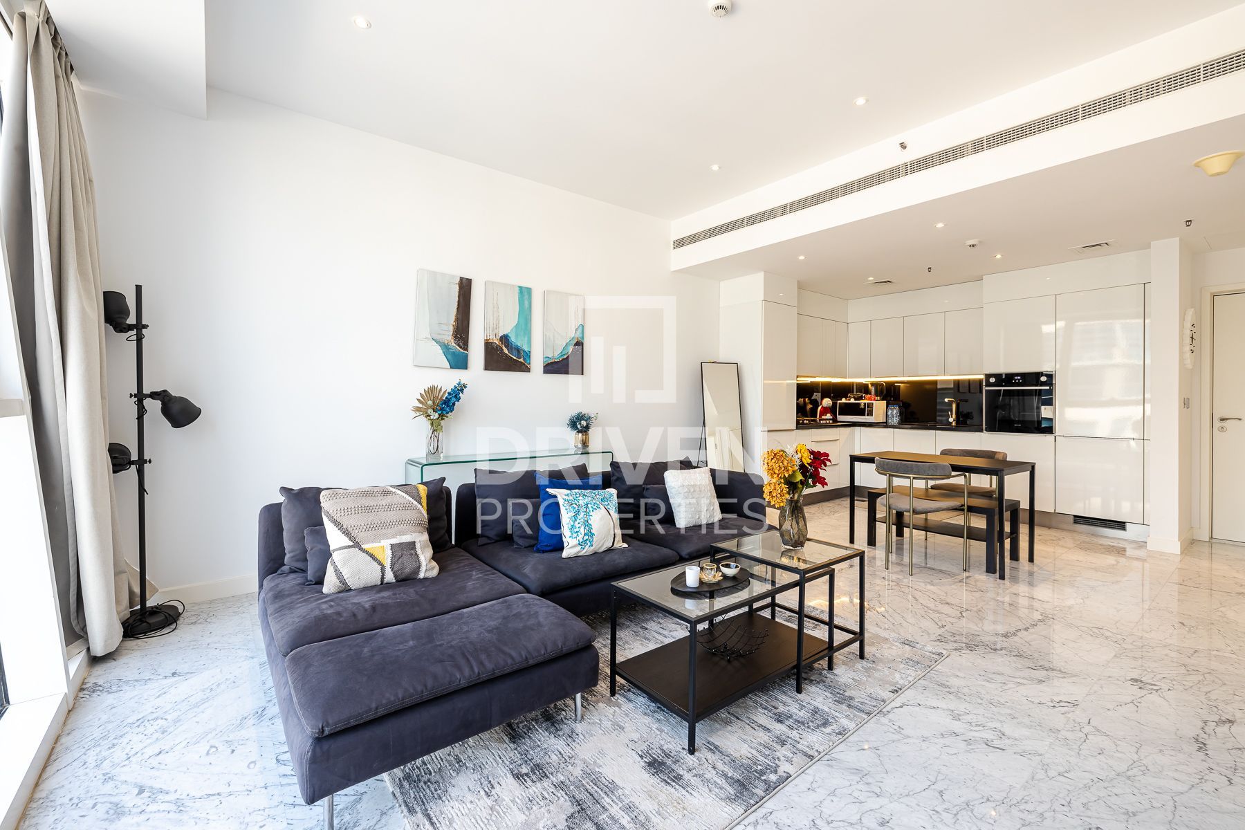 Furnished Refined Modern Apartment Desirable Location