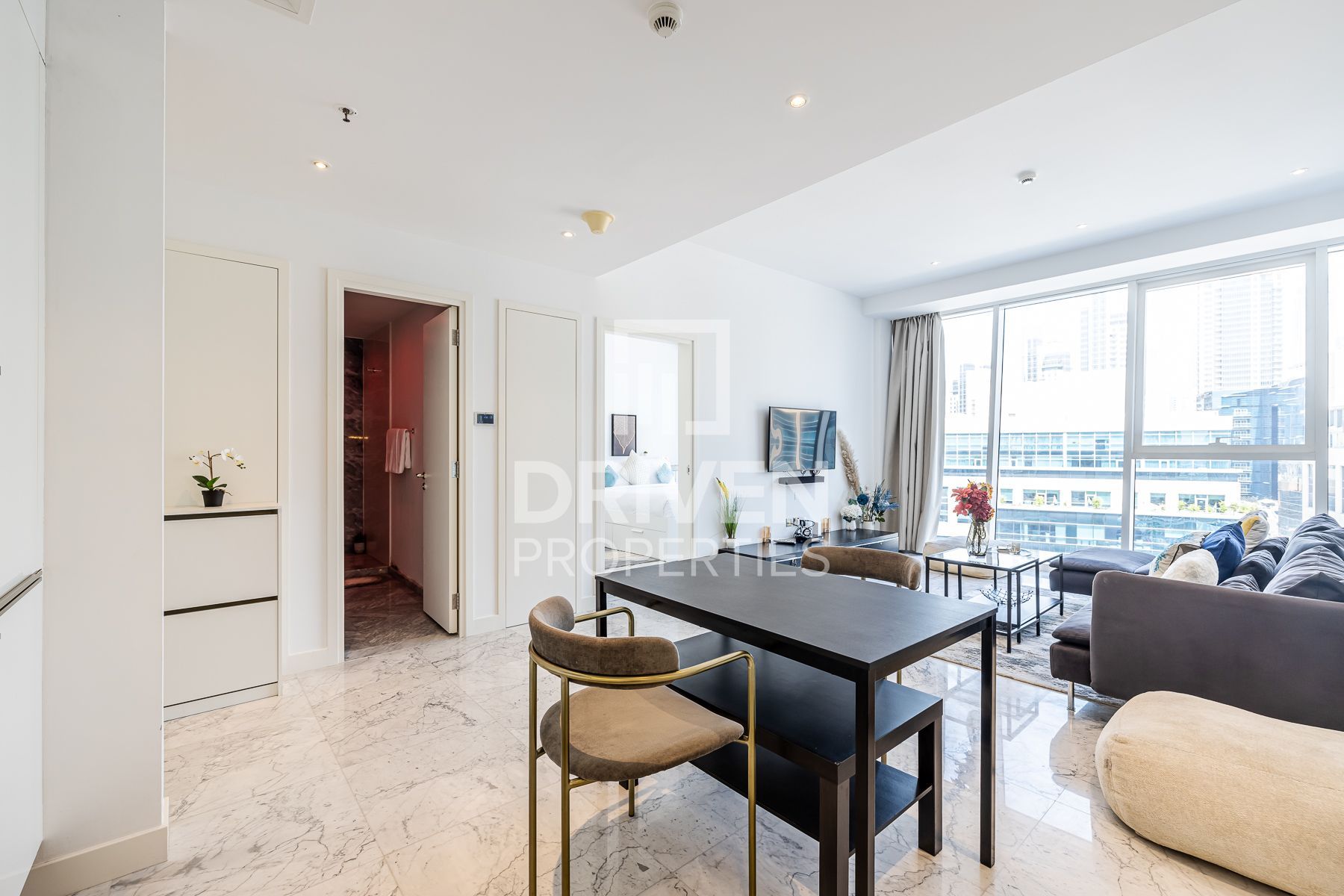 Furnished Refined Modern Apartment Desirable Location