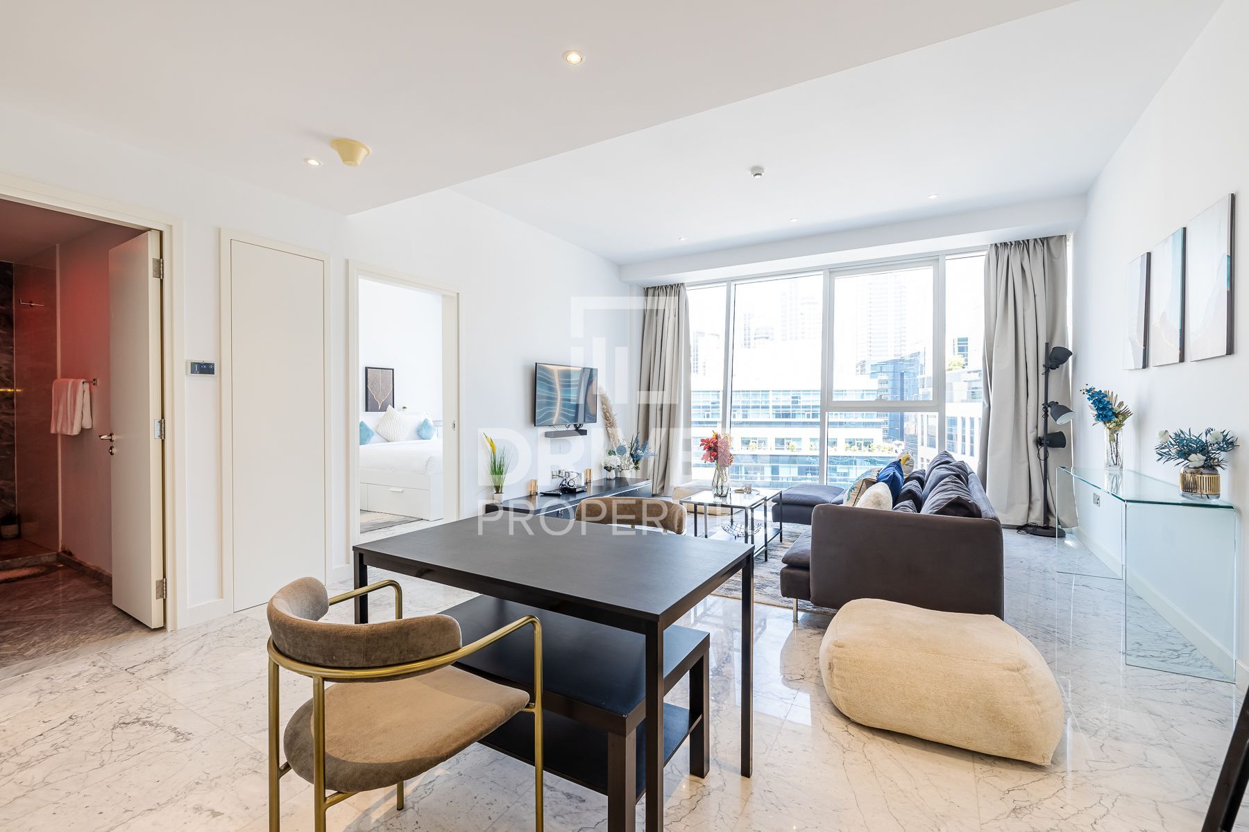 Furnished Refined Modern Apartment Desirable Location