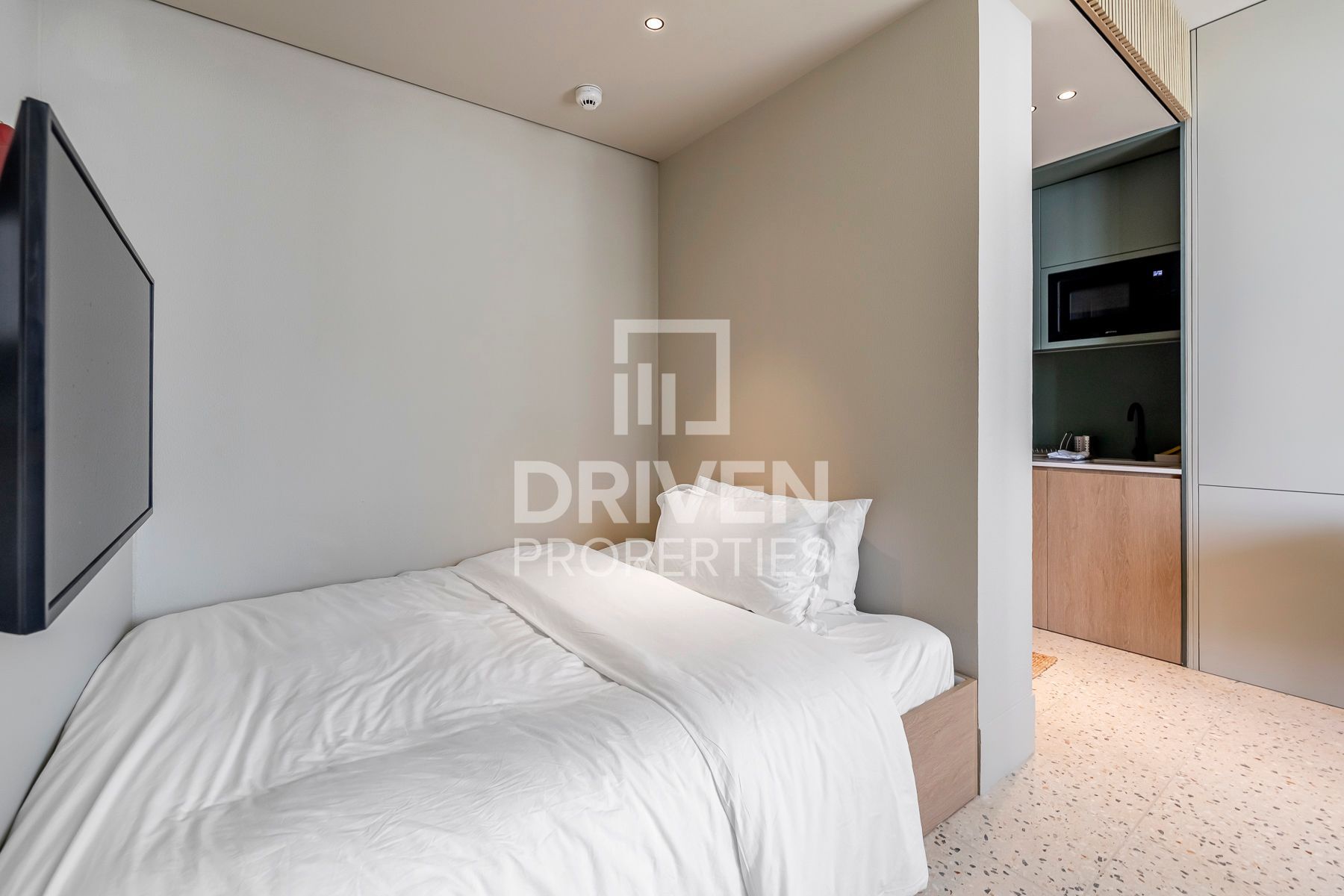 Furnished Studio High Floor Tenanted