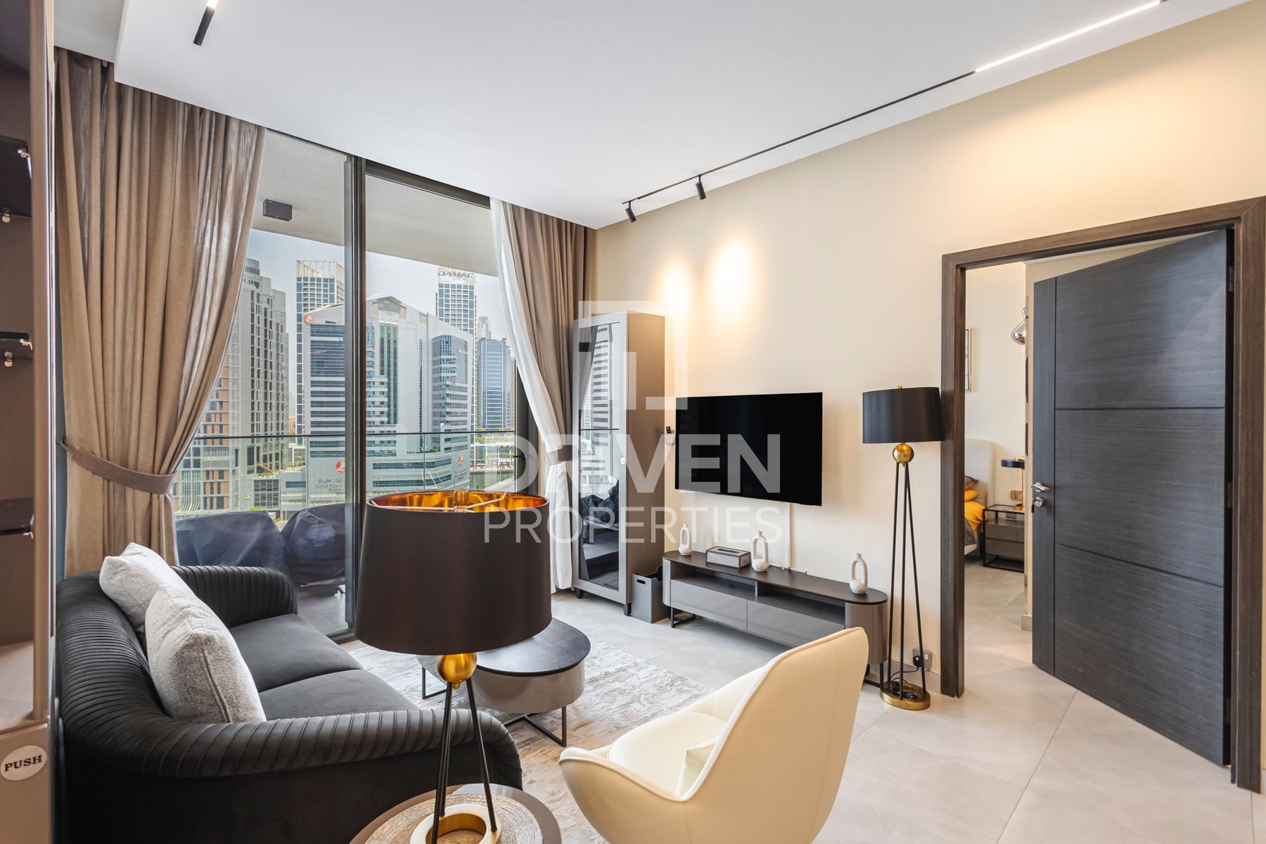 Fully Furnished Spacious Layout Upgraded