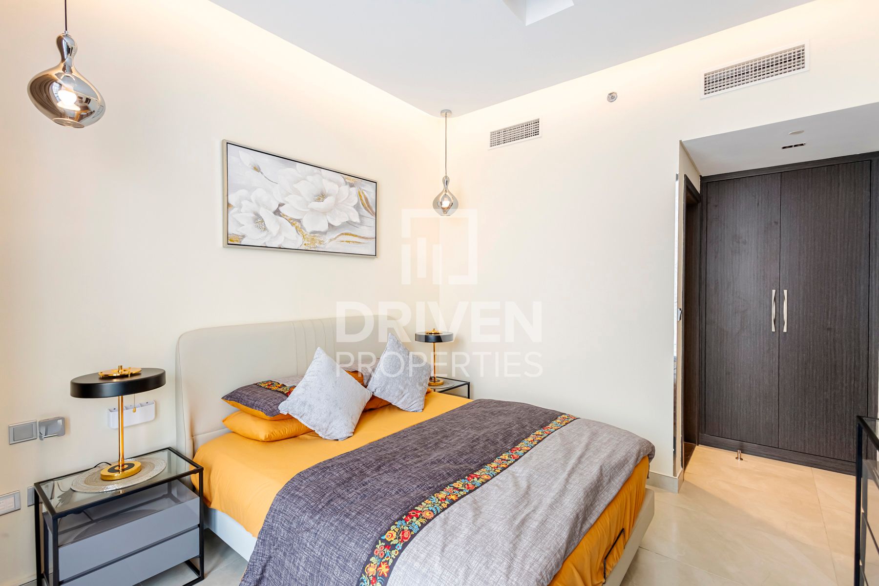 Fully Furnished Spacious Layout Upgraded