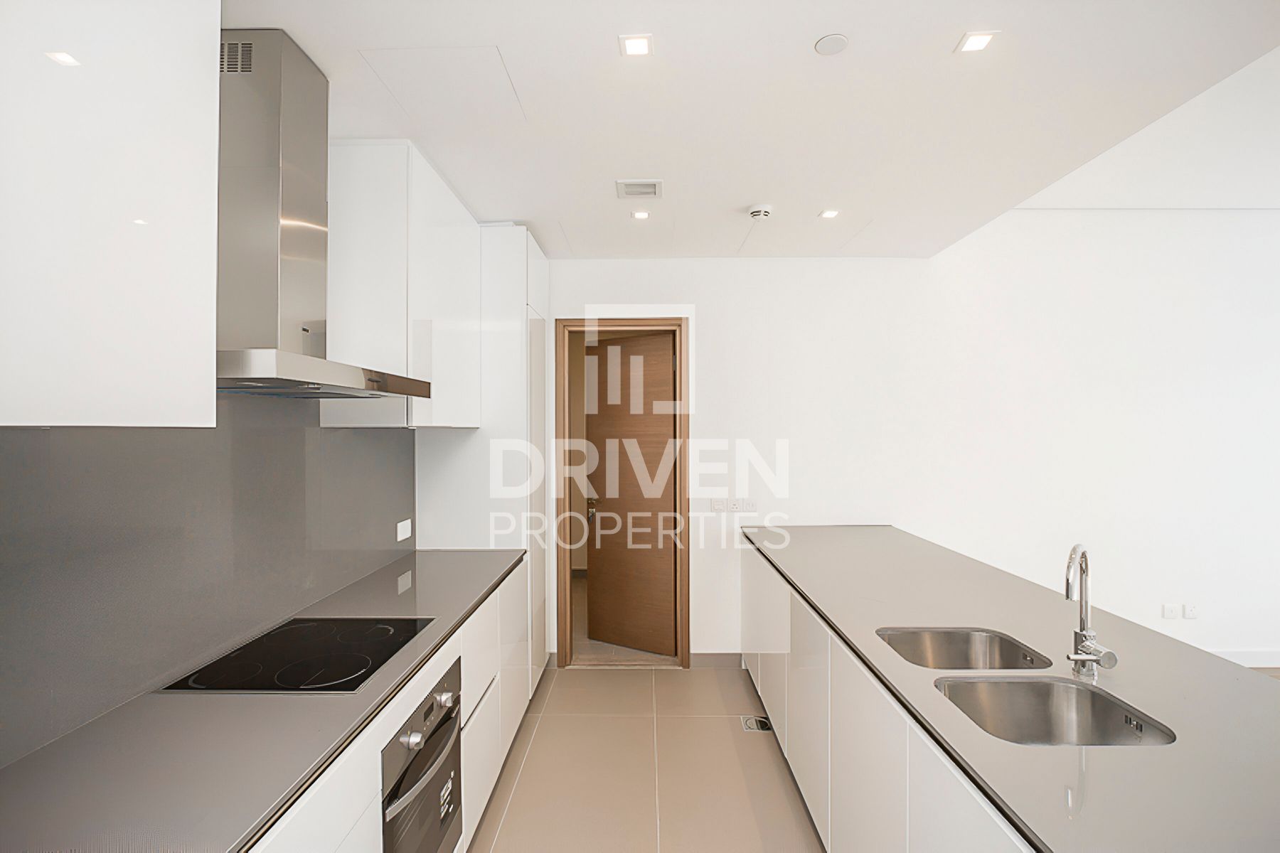 Vacant Courtyard View Well Maintained