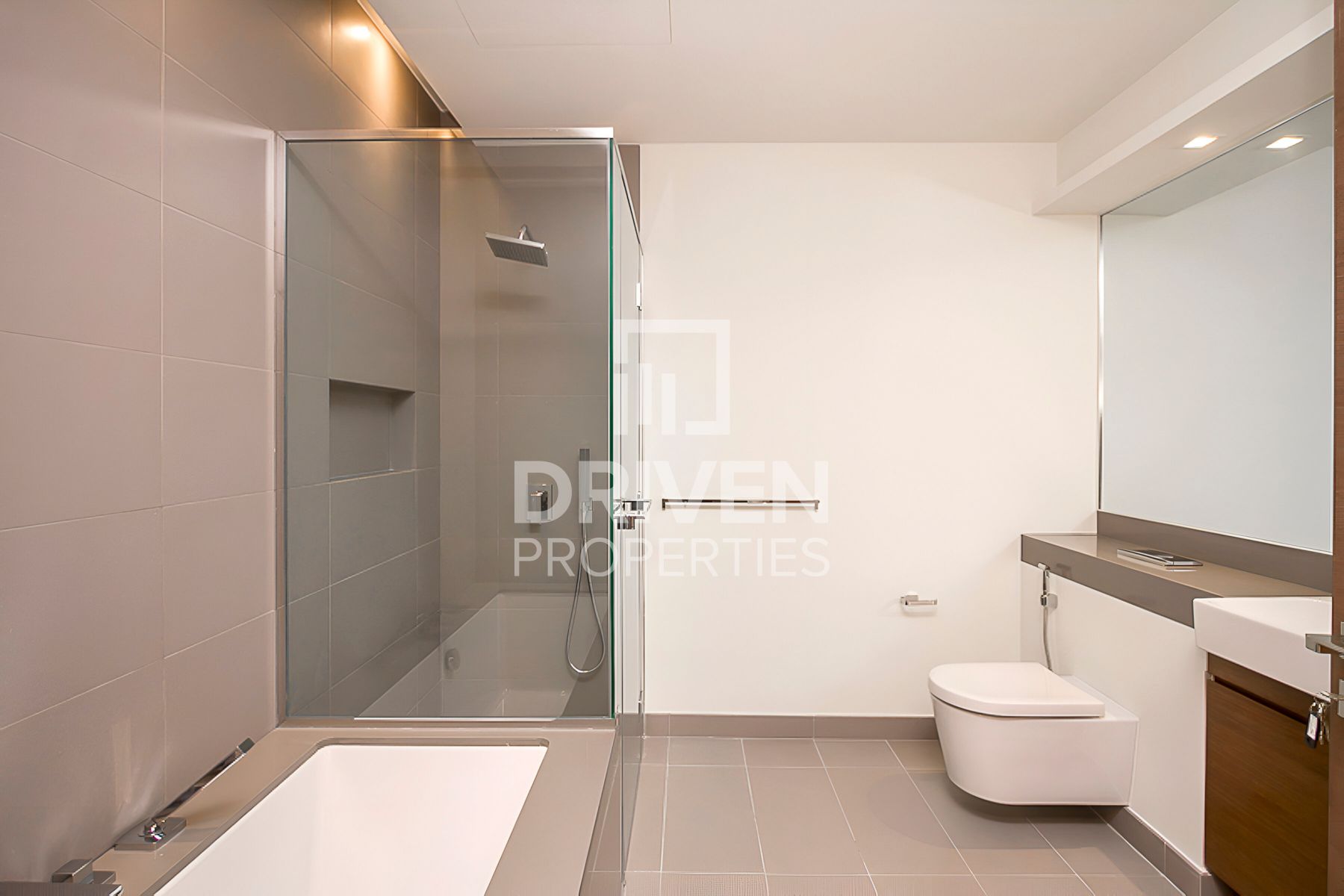 Vacant Courtyard View Well Maintained