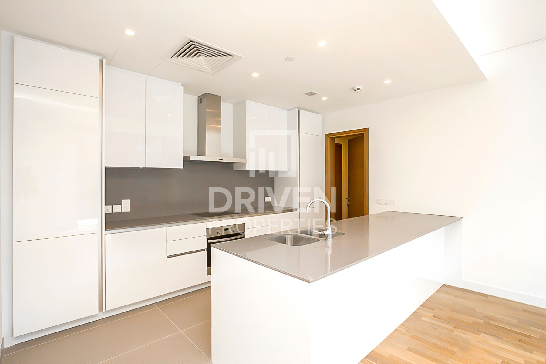 Vacant Courtyard View Well Maintained