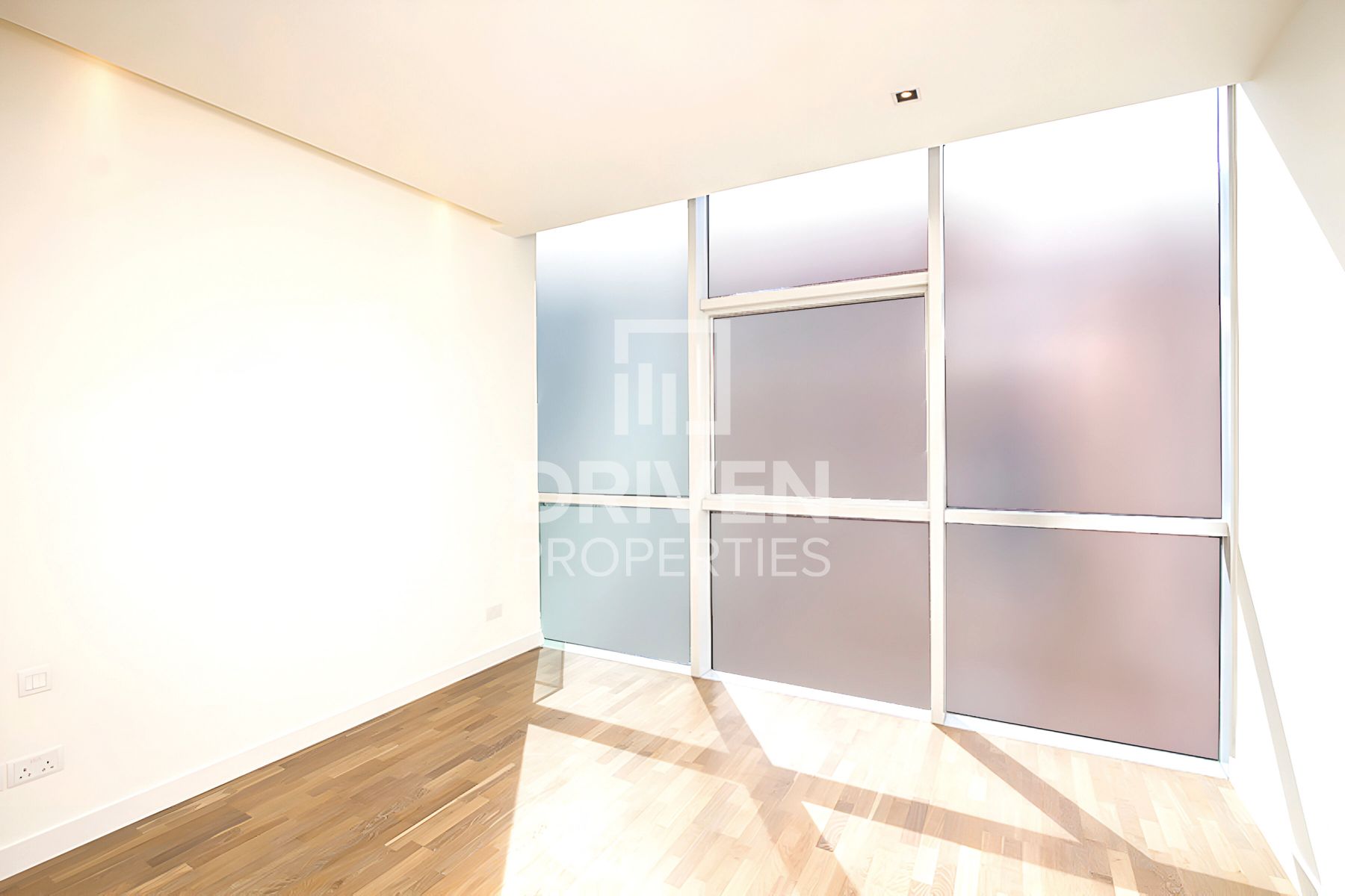 Vacant Courtyard View Well Maintained