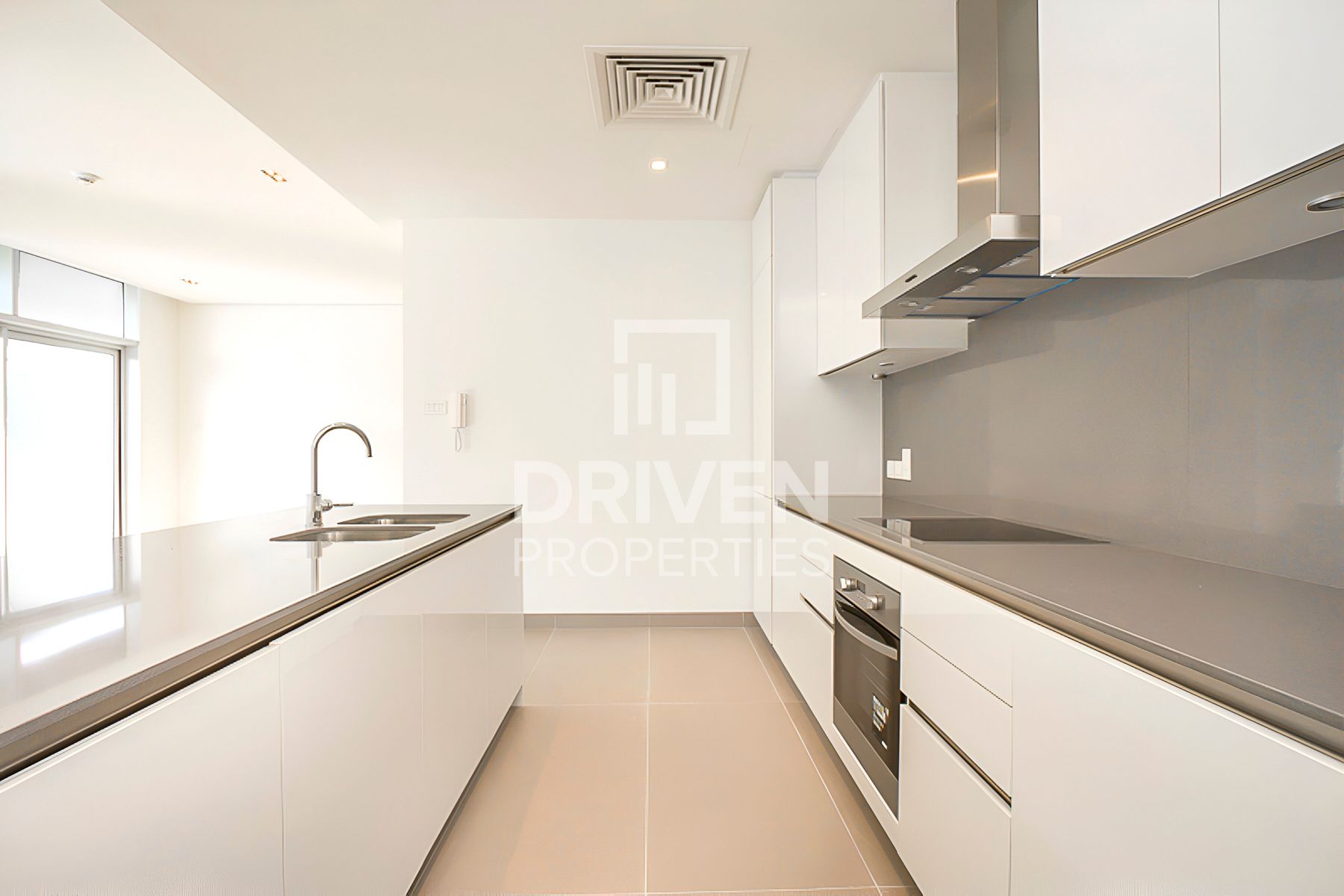 Vacant Courtyard View Well Maintained