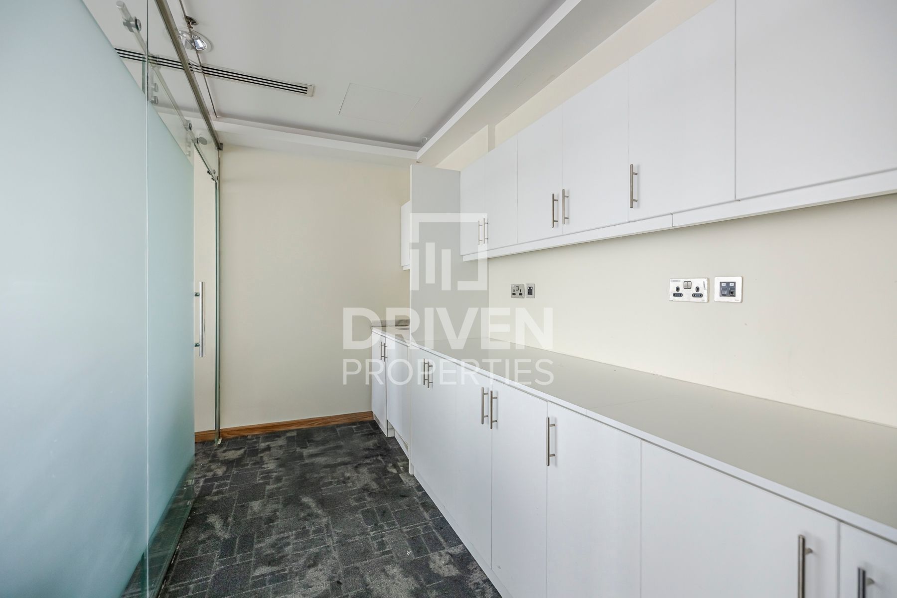 Ready to move in Prime Location Close to Metro