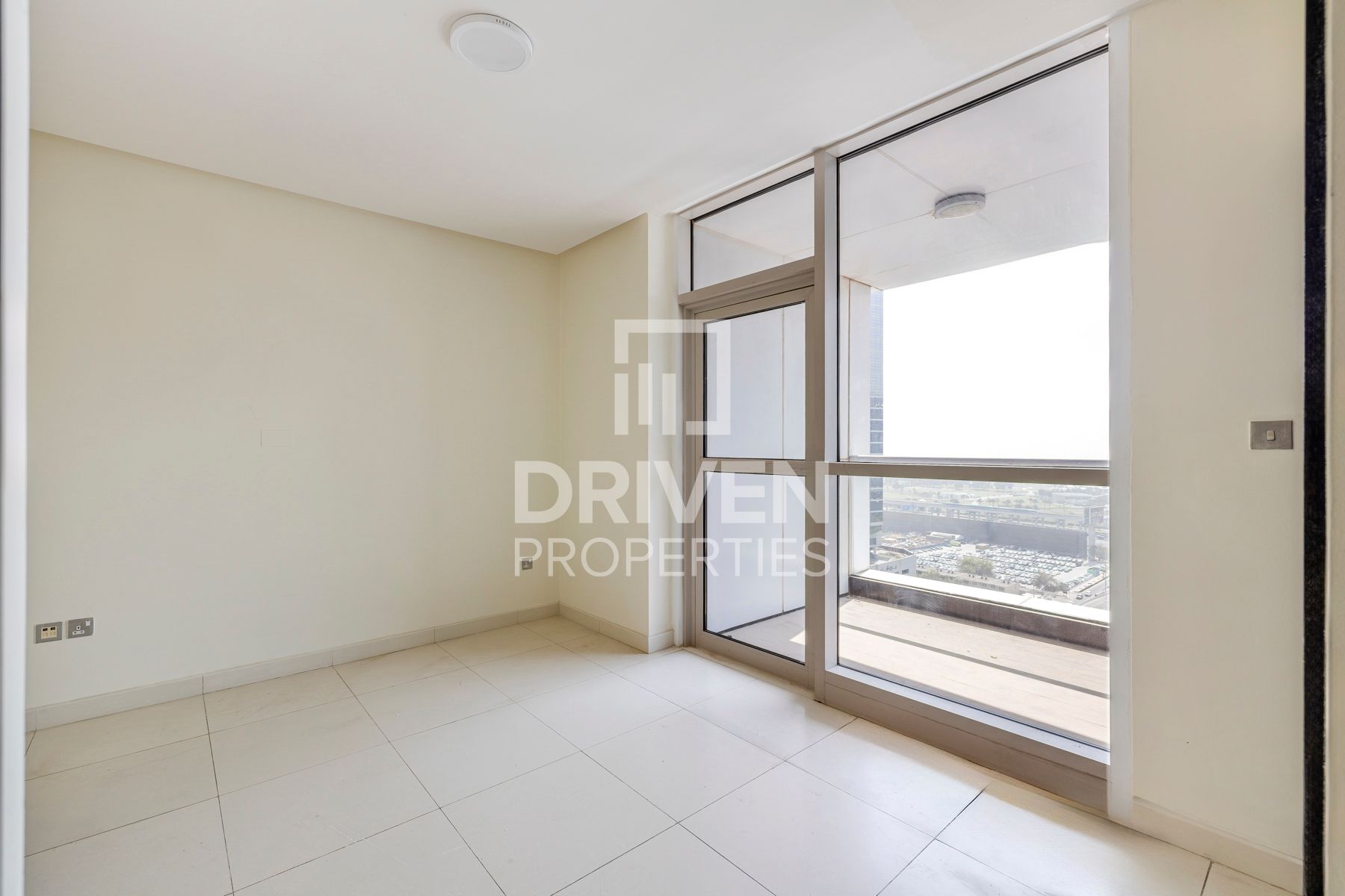 Ready to Move in Spacious Layout Chiller Free