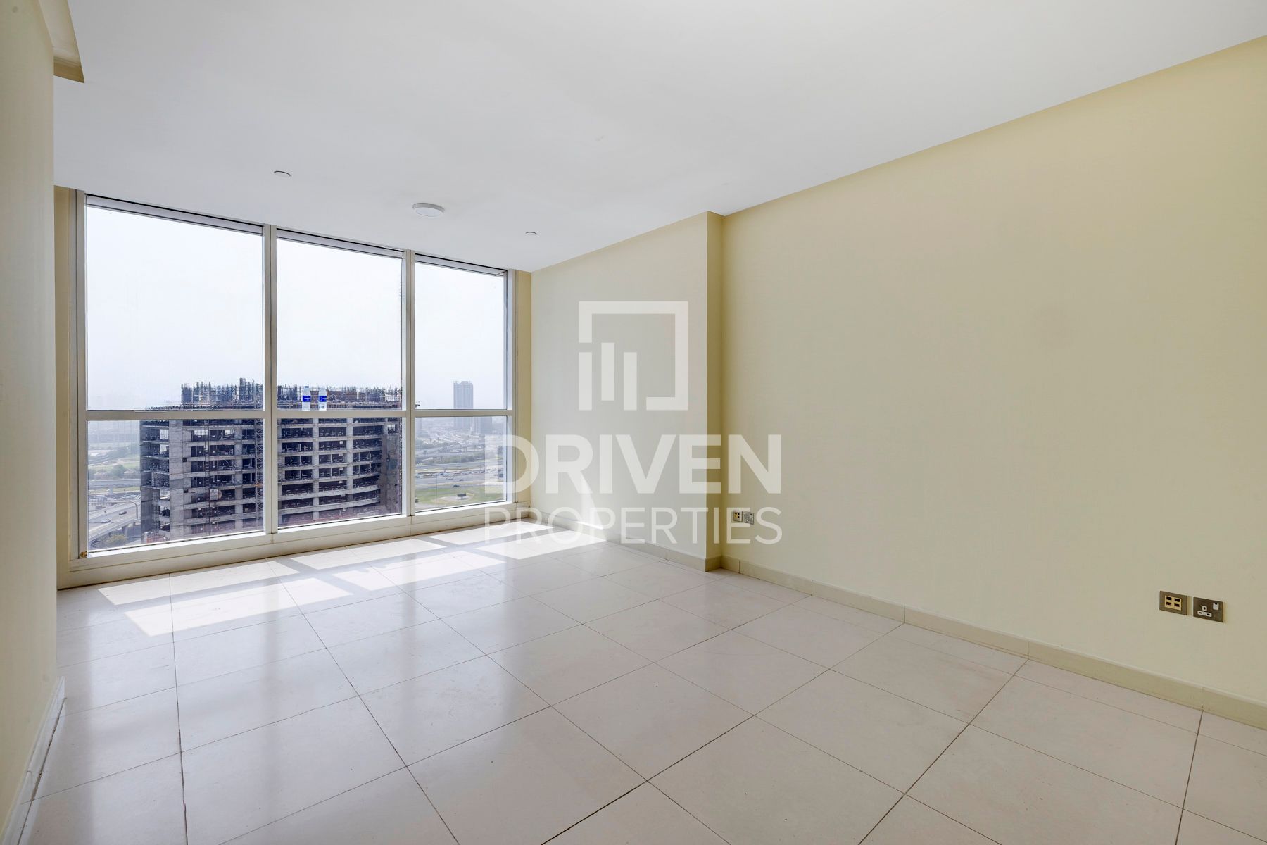 Ready to Move in Spacious Layout Chiller Free