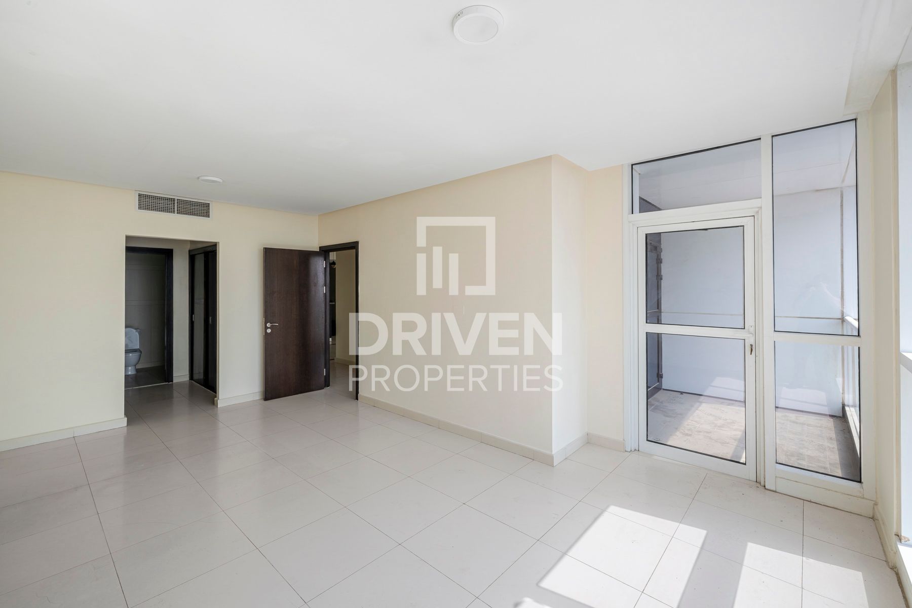 Ready to Move in Spacious Layout Chiller Free