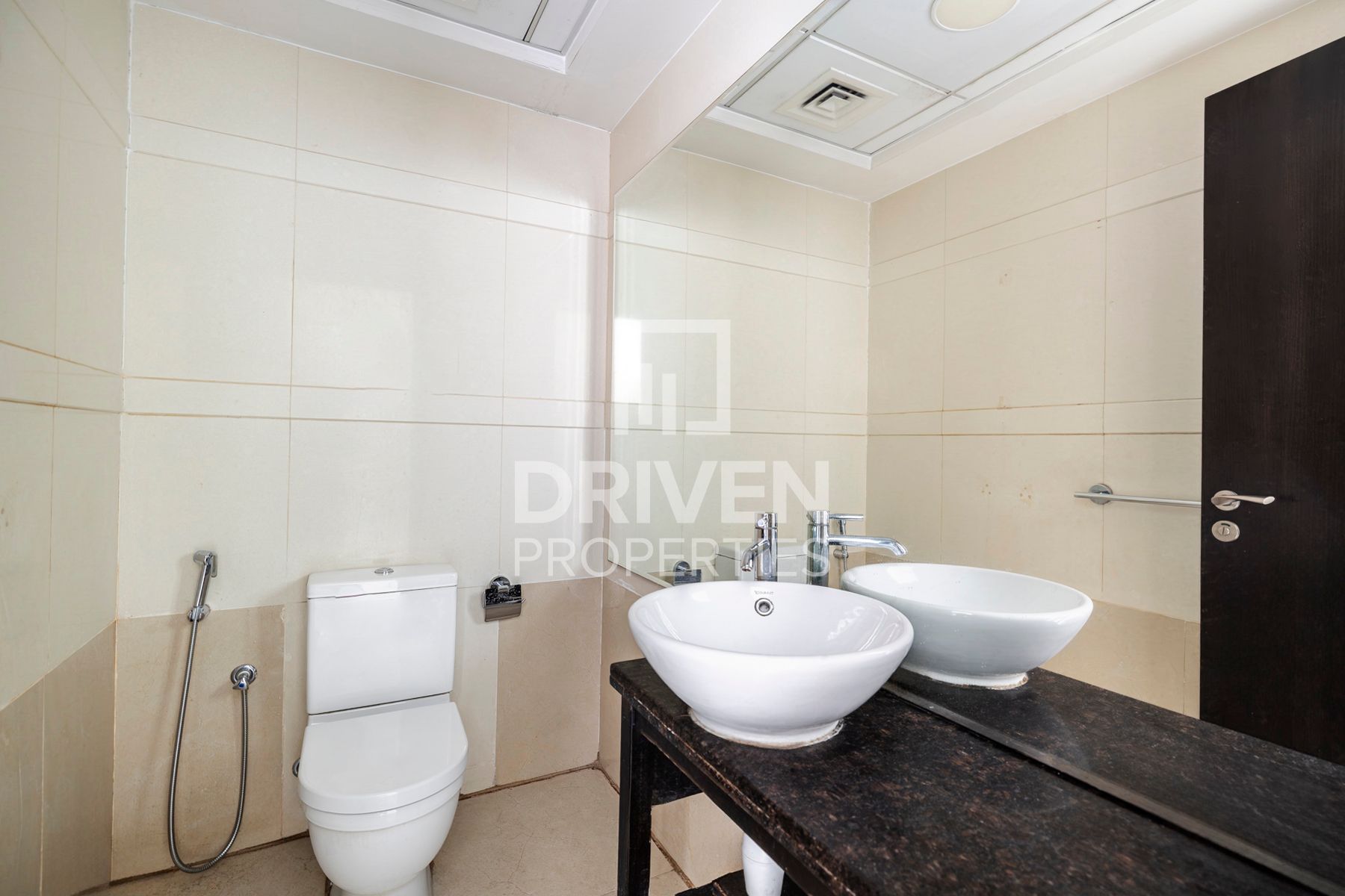 Ready to Move in Spacious Layout Chiller Free