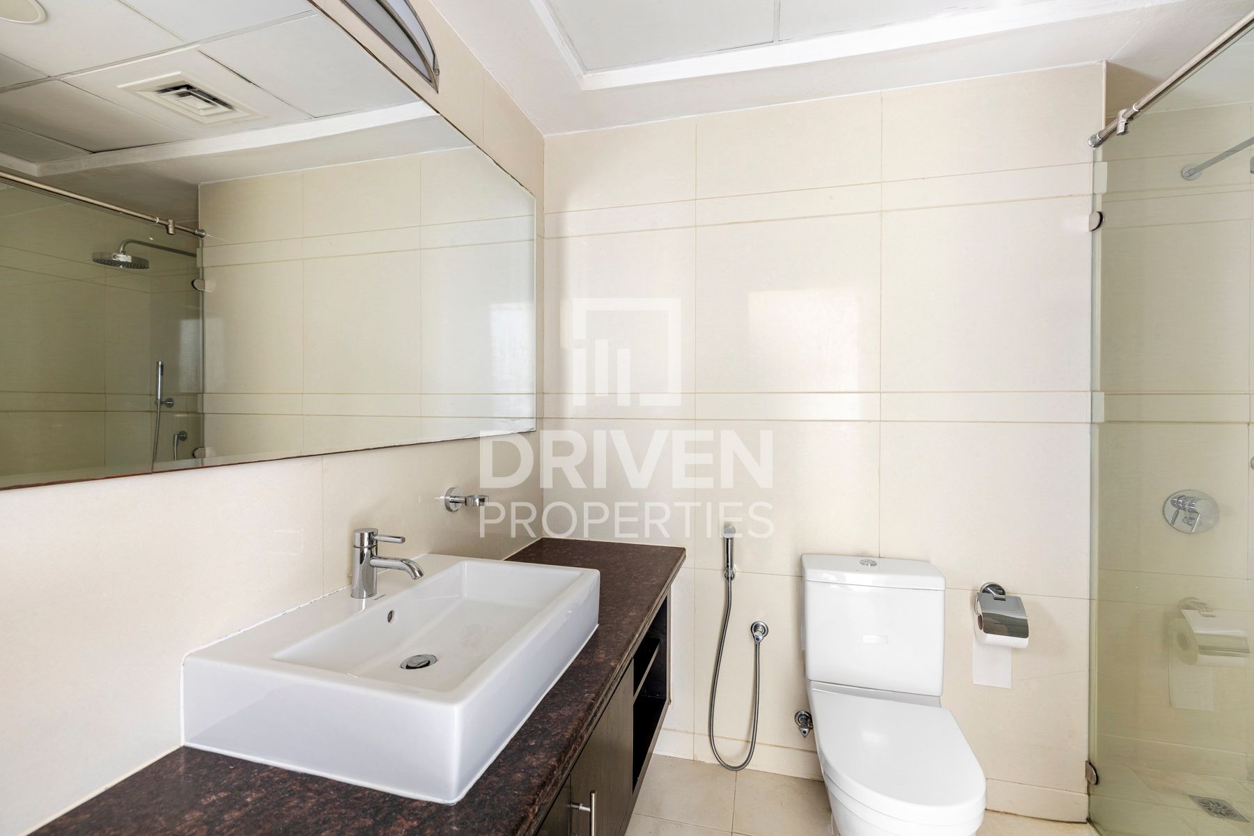 Ready to Move in Spacious Layout Chiller Free