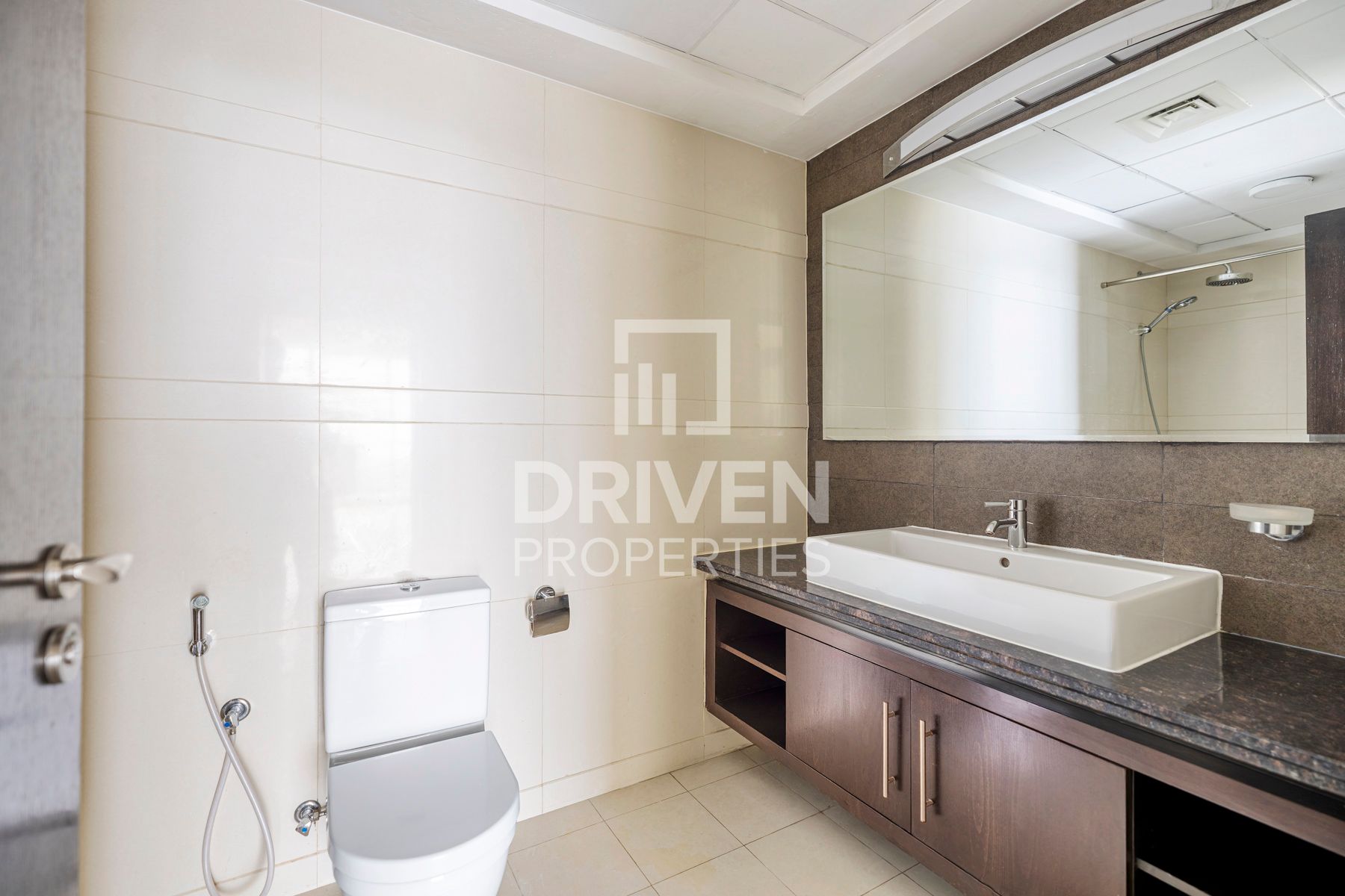 Ready to Move in Spacious Layout Chiller Free